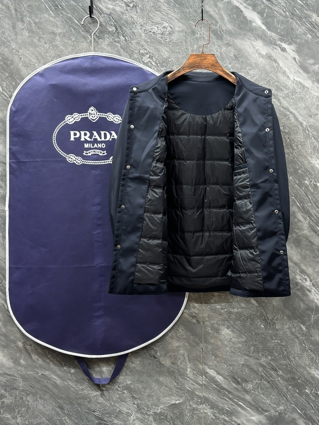 。Prada 普拉达 25秋冬时尚翻领轻薄夹克羽绒
内冲80g-90白鸭绒,轻薄有型,上身不臃肿,颇具