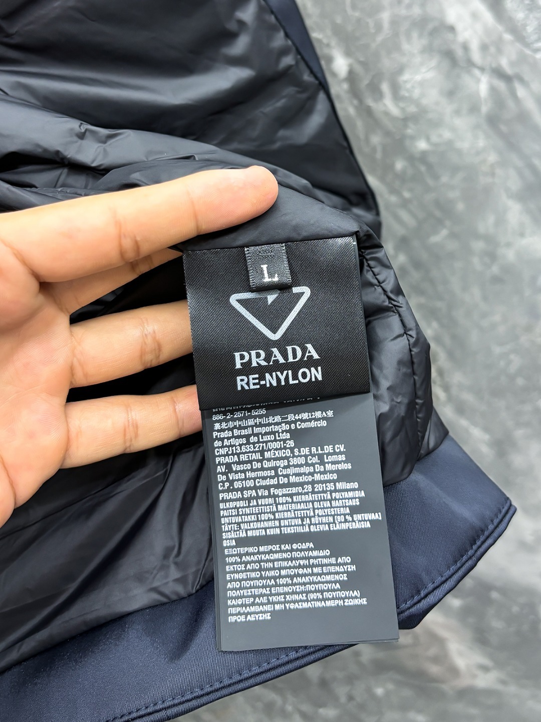 。Prada 普拉达 25秋冬时尚翻领轻薄夹克羽绒
内冲80g-90白鸭绒,轻薄有型,上身不臃肿,颇具