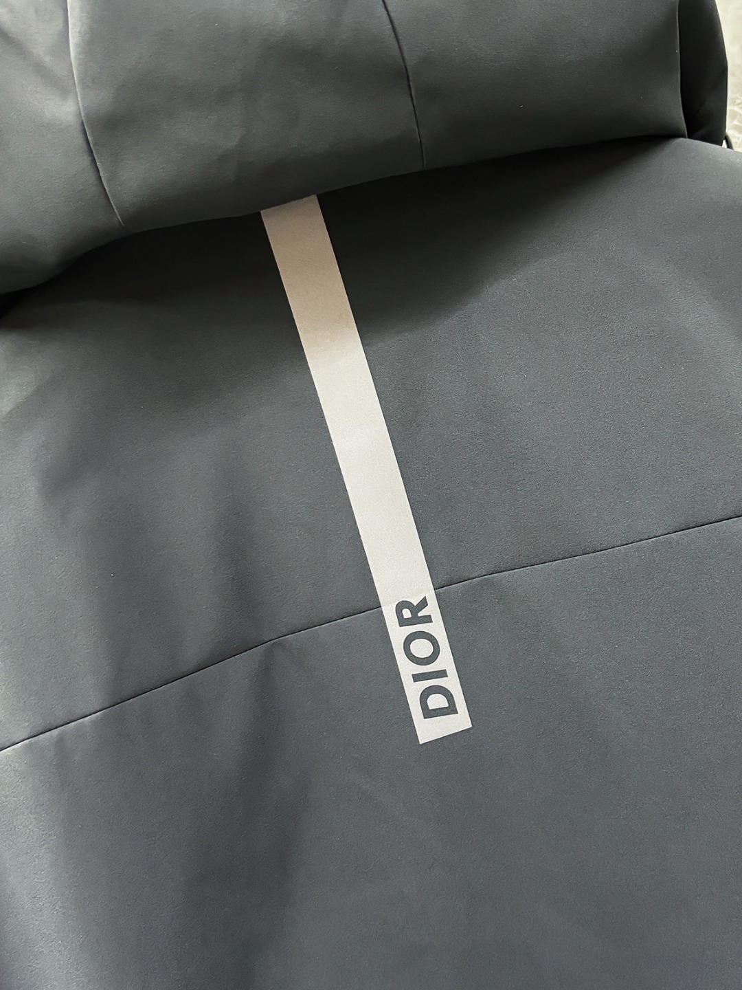 羽D-68 DIOR 迪奥 25秋冬时尚连帽夹克羽绒
内冲80g-90白鸭绒,轻薄有型,上身不臃肿,