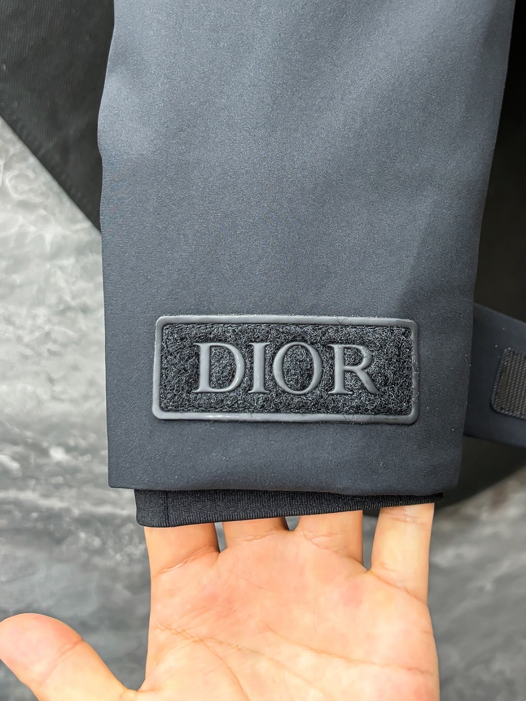 羽D-68 DIOR 迪奥 25秋冬时尚连帽夹克羽绒
内冲80g-90白鸭绒,轻薄有型,上身不臃肿,