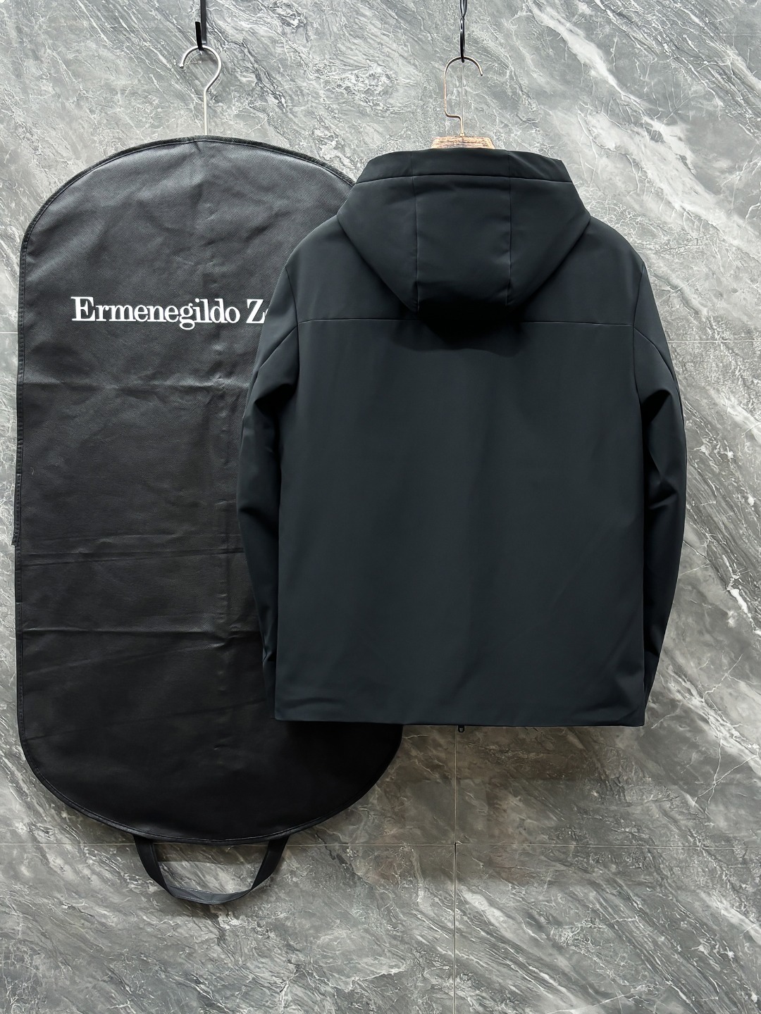 羽D-68 Zegna 杰尼亚 25秋冬时尚连帽夹克羽绒
内冲80g-90白鸭绒,轻薄有型,上身不臃