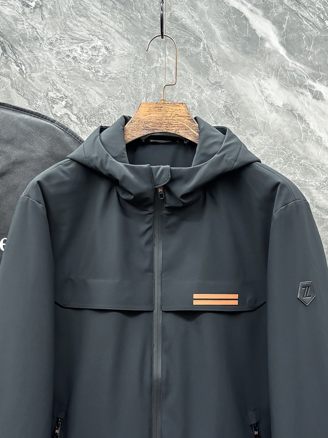 羽D-68 Zegna 杰尼亚 25秋冬时尚连帽夹克羽绒
内冲80g-90白鸭绒,轻薄有型,上身不臃