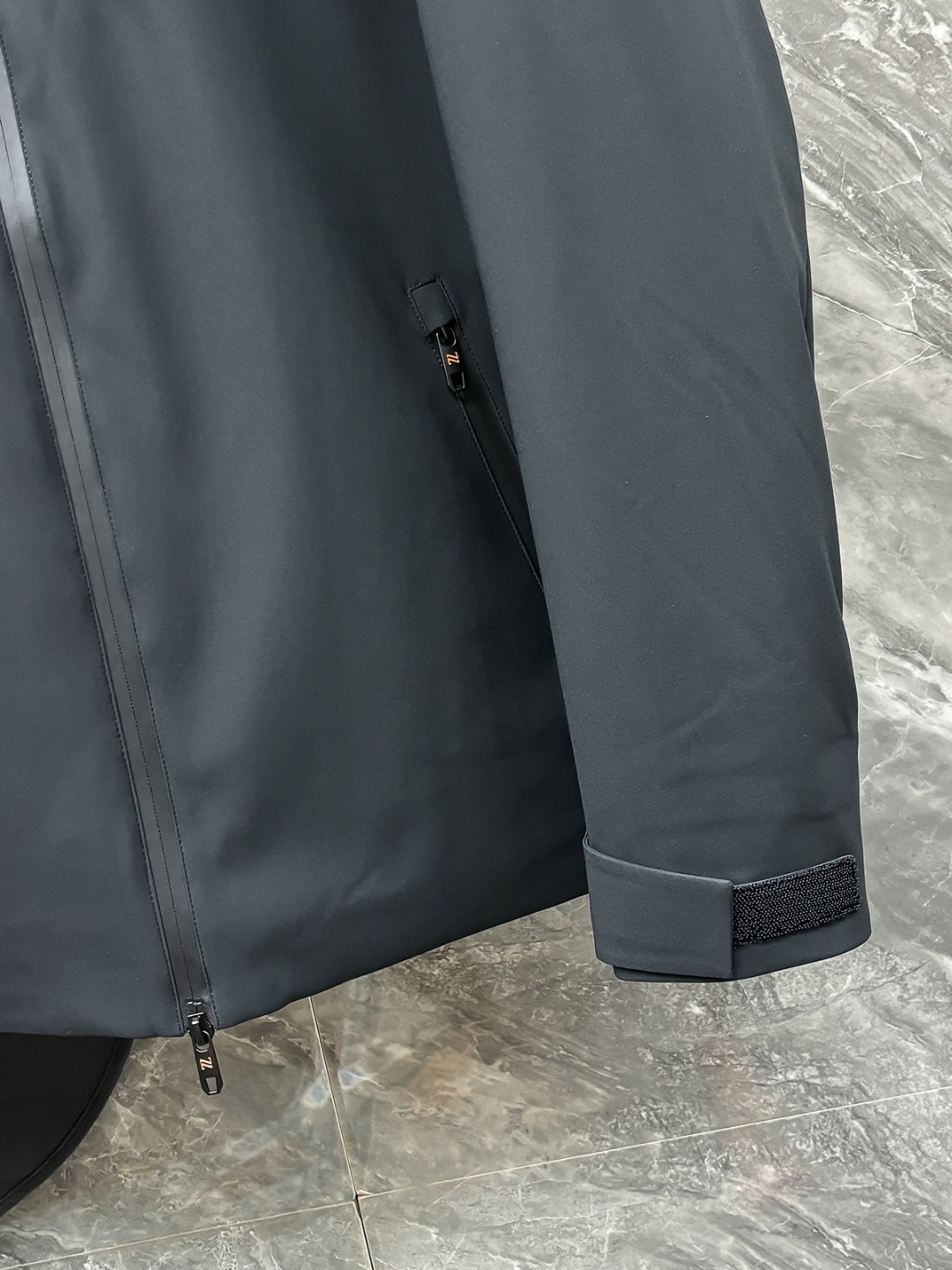 羽D-68 Zegna 杰尼亚 25秋冬时尚连帽夹克羽绒
内冲80g-90白鸭绒,轻薄有型,上身不臃