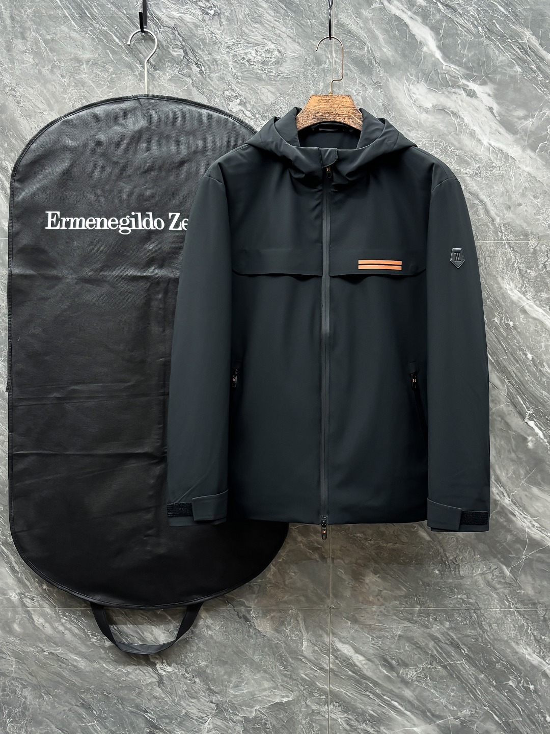 羽D-68 Zegna 杰尼亚 25秋冬时尚连帽夹克羽绒
内冲80g-90白鸭绒,轻薄有型,上身不臃