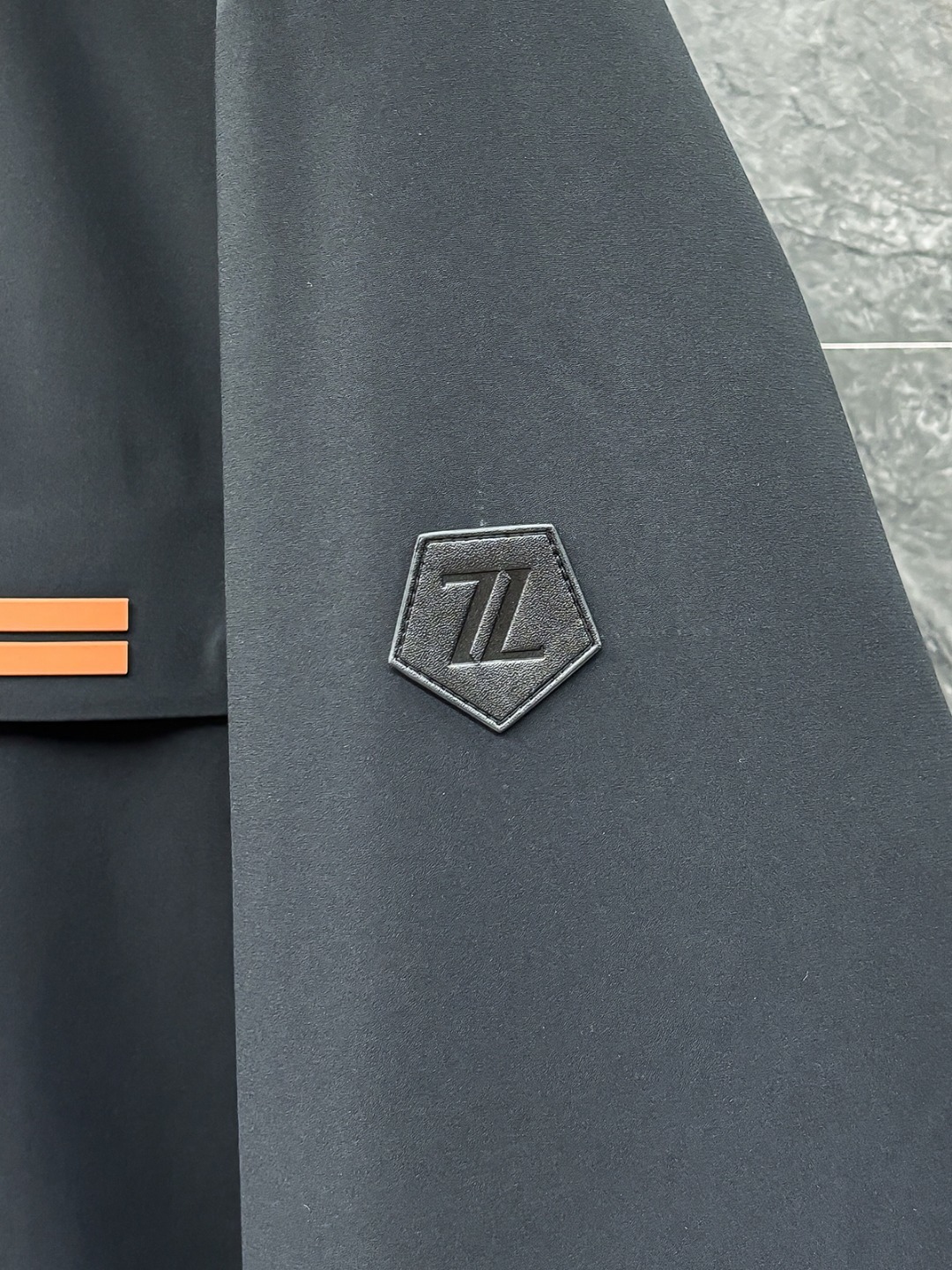 羽D-68 Zegna 杰尼亚 25秋冬时尚连帽夹克羽绒
内冲80g-90白鸭绒,轻薄有型,上身不臃