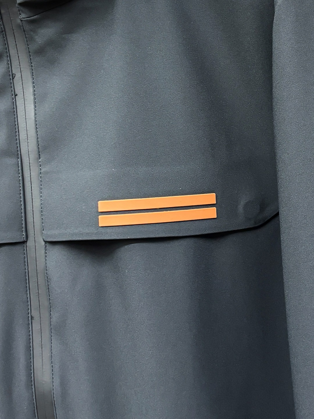羽D-68 Zegna 杰尼亚 25秋冬时尚连帽夹克羽绒
内冲80g-90白鸭绒,轻薄有型,上身不臃