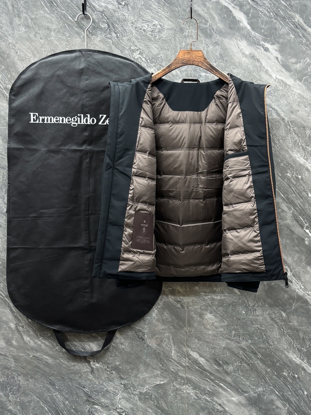 羽D-68 Zegna 杰尼亚 25秋冬时尚连帽夹克羽绒
内冲80g-90白鸭绒,轻薄有型,上身不臃