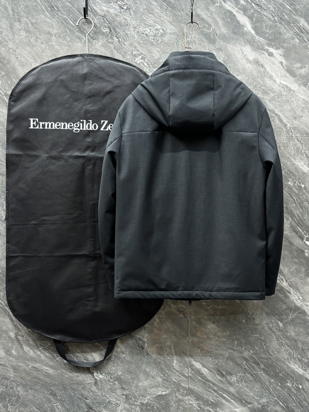 羽D-68 Zegna 杰尼亚 25秋冬时尚连帽夹克羽绒
内冲80g-90白鸭绒,轻薄有型,上身不臃