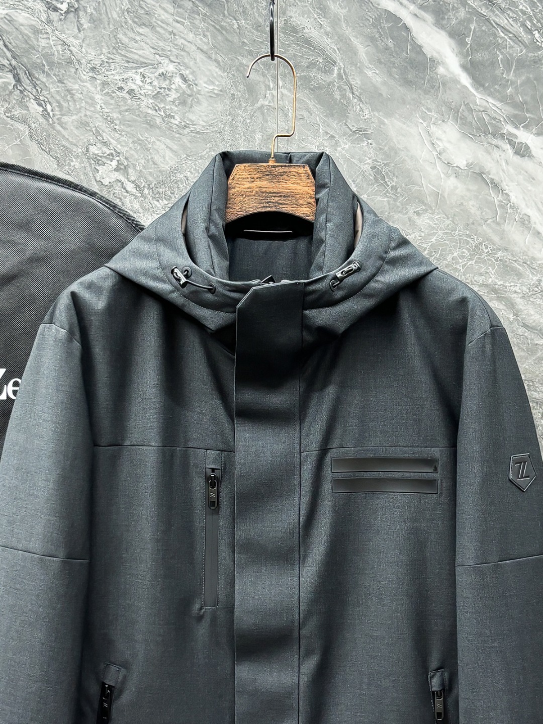 羽D-68 Zegna 杰尼亚 25秋冬时尚连帽夹克羽绒
内冲80g-90白鸭绒,轻薄有型,上身不臃