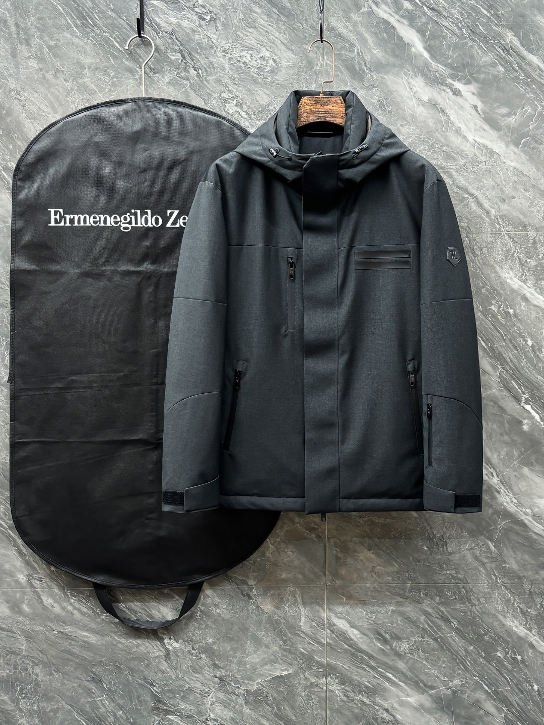 羽D-68 Zegna 杰尼亚 25秋冬时尚连帽夹克羽绒
内冲80g-90白鸭绒,轻薄有型,上身不臃