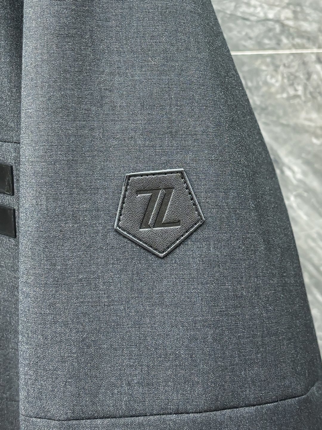 羽D-68 Zegna 杰尼亚 25秋冬时尚连帽夹克羽绒
内冲80g-90白鸭绒,轻薄有型,上身不臃