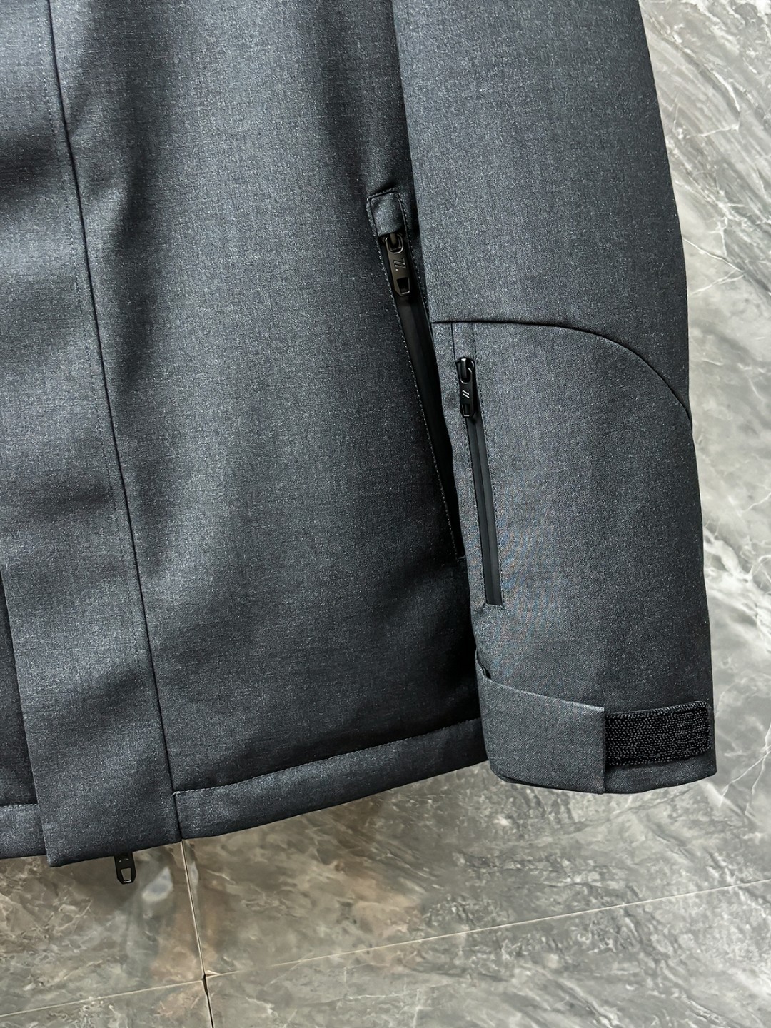 羽D-68 Zegna 杰尼亚 25秋冬时尚连帽夹克羽绒
内冲80g-90白鸭绒,轻薄有型,上身不臃