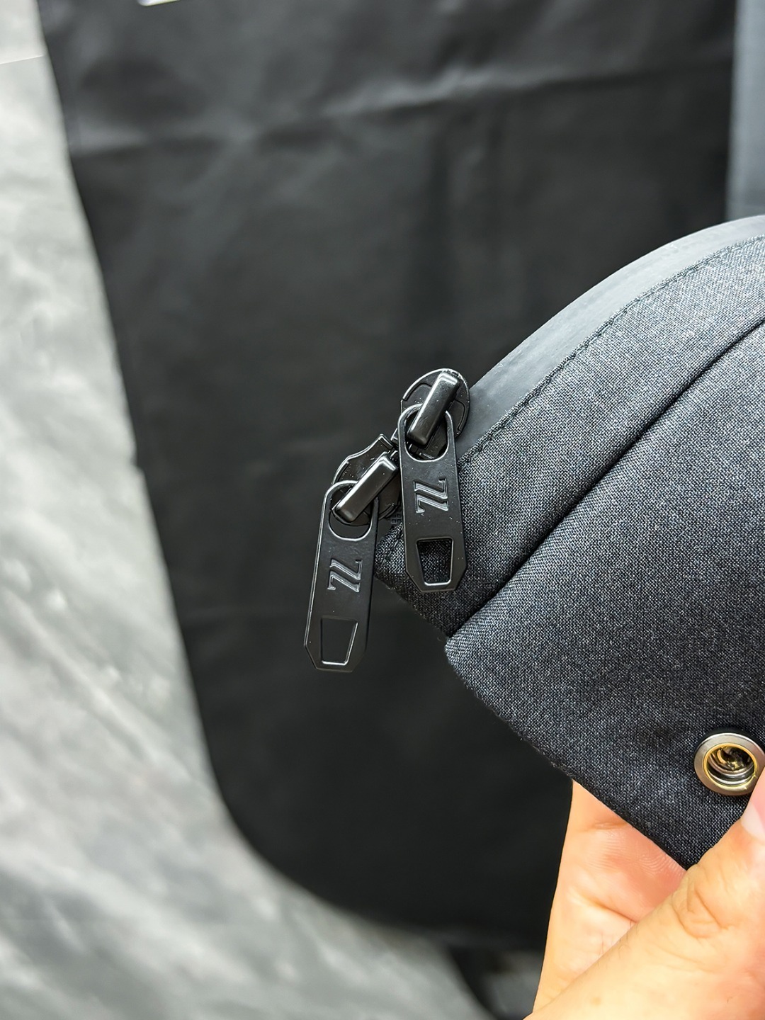羽D-68 Zegna 杰尼亚 25秋冬时尚连帽夹克羽绒
内冲80g-90白鸭绒,轻薄有型,上身不臃