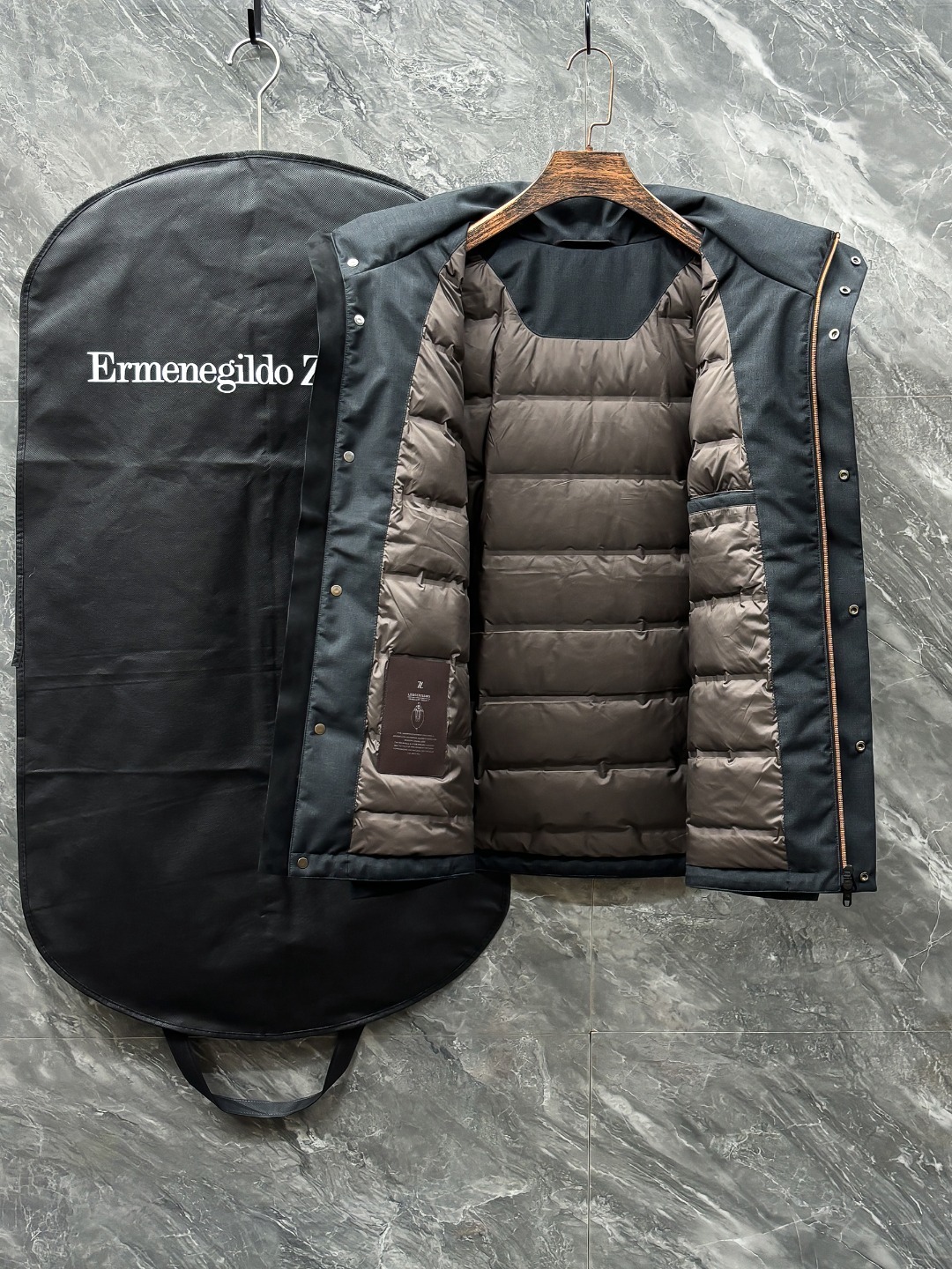 羽D-68 Zegna 杰尼亚 25秋冬时尚连帽夹克羽绒
内冲80g-90白鸭绒,轻薄有型,上身不臃