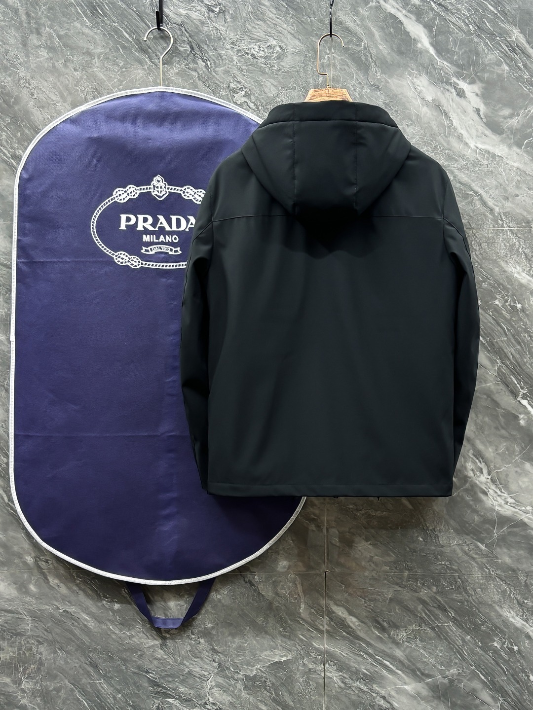。Prada 普拉达 25秋冬红条系列连帽夹克羽绒
内冲80g-90白鸭绒,轻薄有型,上身不臃肿,颇具