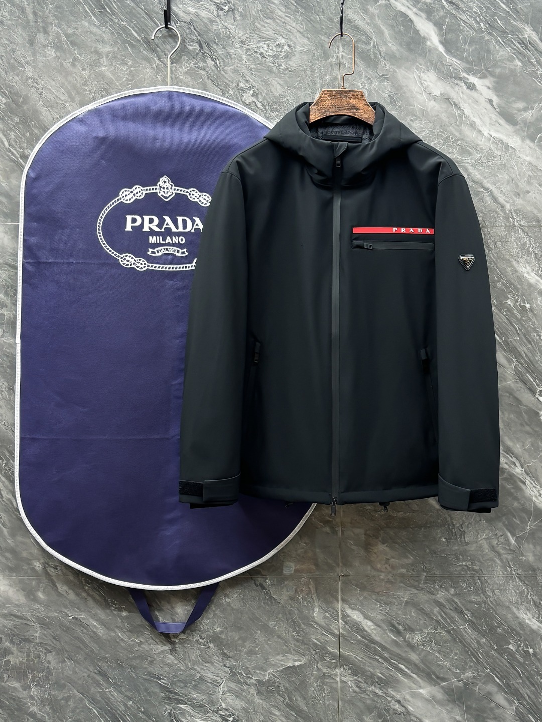 。Prada 普拉达 25秋冬红条系列连帽夹克羽绒
内冲80g-90白鸭绒,轻薄有型,上身不臃肿,颇具