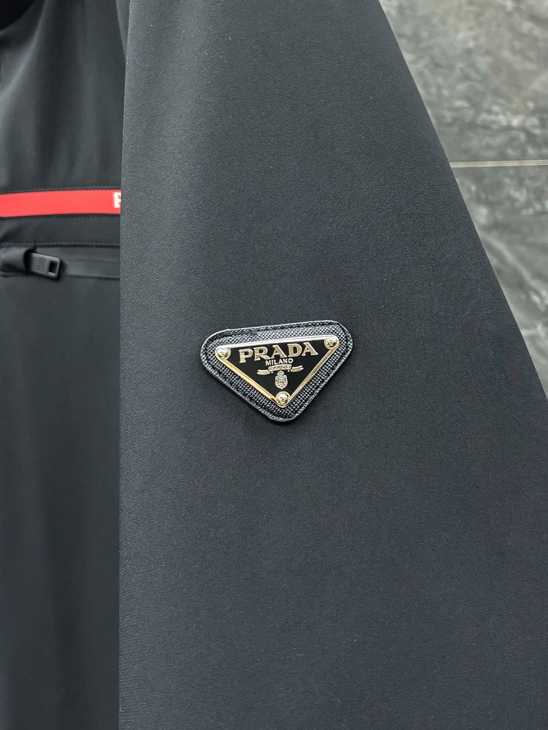 。Prada 普拉达 25秋冬红条系列连帽夹克羽绒
内冲80g-90白鸭绒,轻薄有型,上身不臃肿,颇具