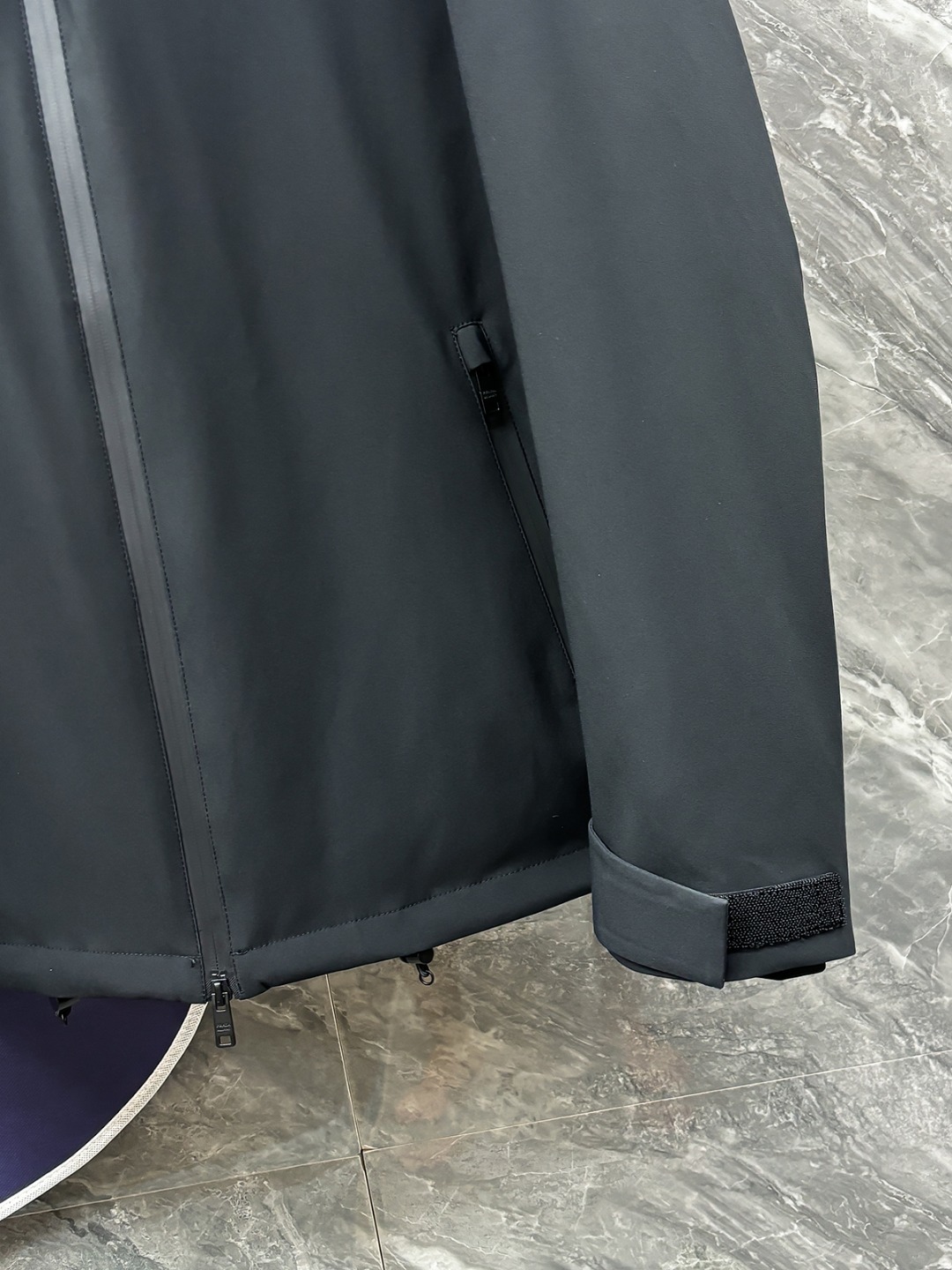 。Prada 普拉达 25秋冬红条系列连帽夹克羽绒
内冲80g-90白鸭绒,轻薄有型,上身不臃肿,颇具
