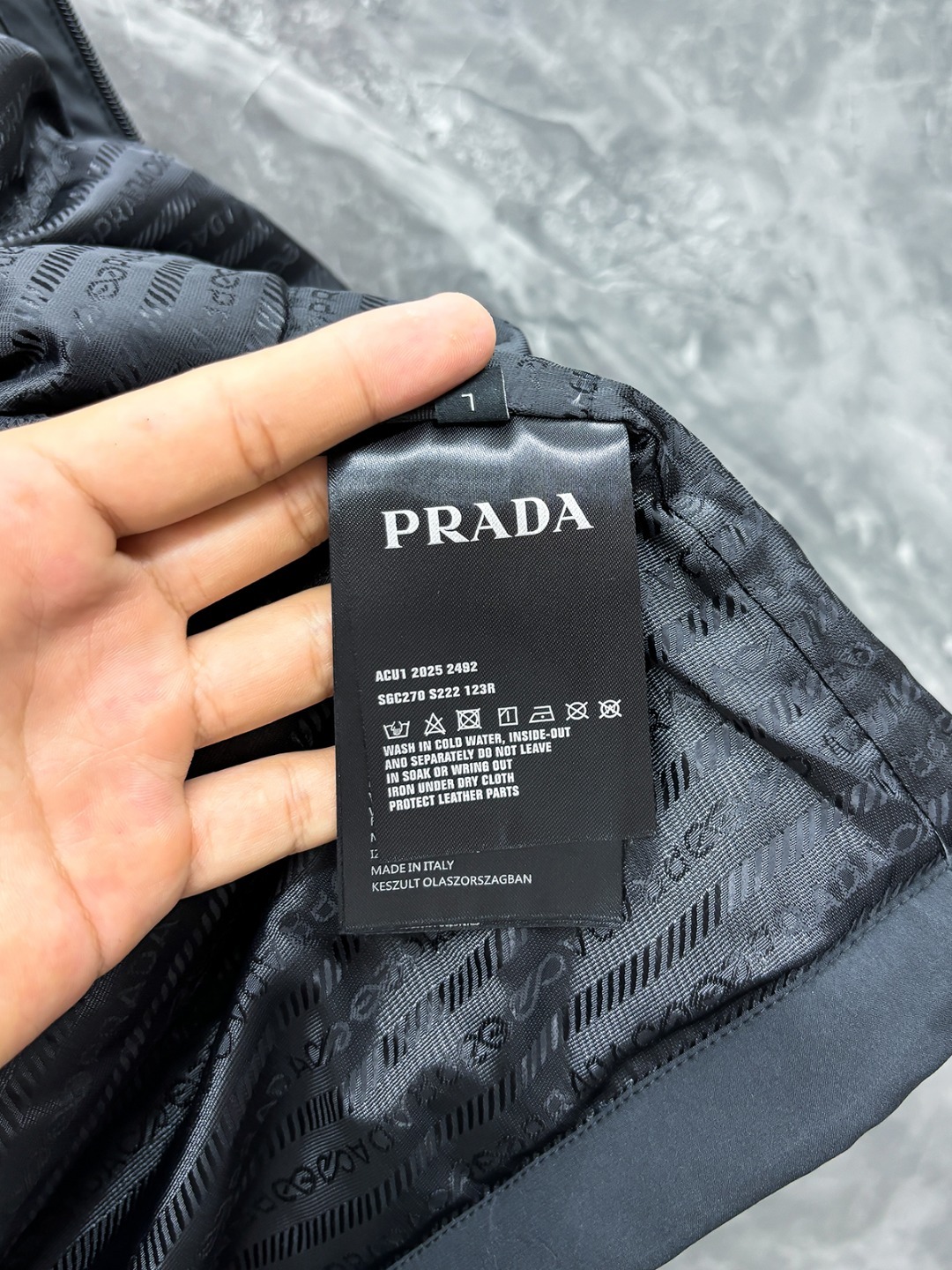 。Prada 普拉达 25秋冬红条系列连帽夹克羽绒
内冲80g-90白鸭绒,轻薄有型,上身不臃肿,颇具