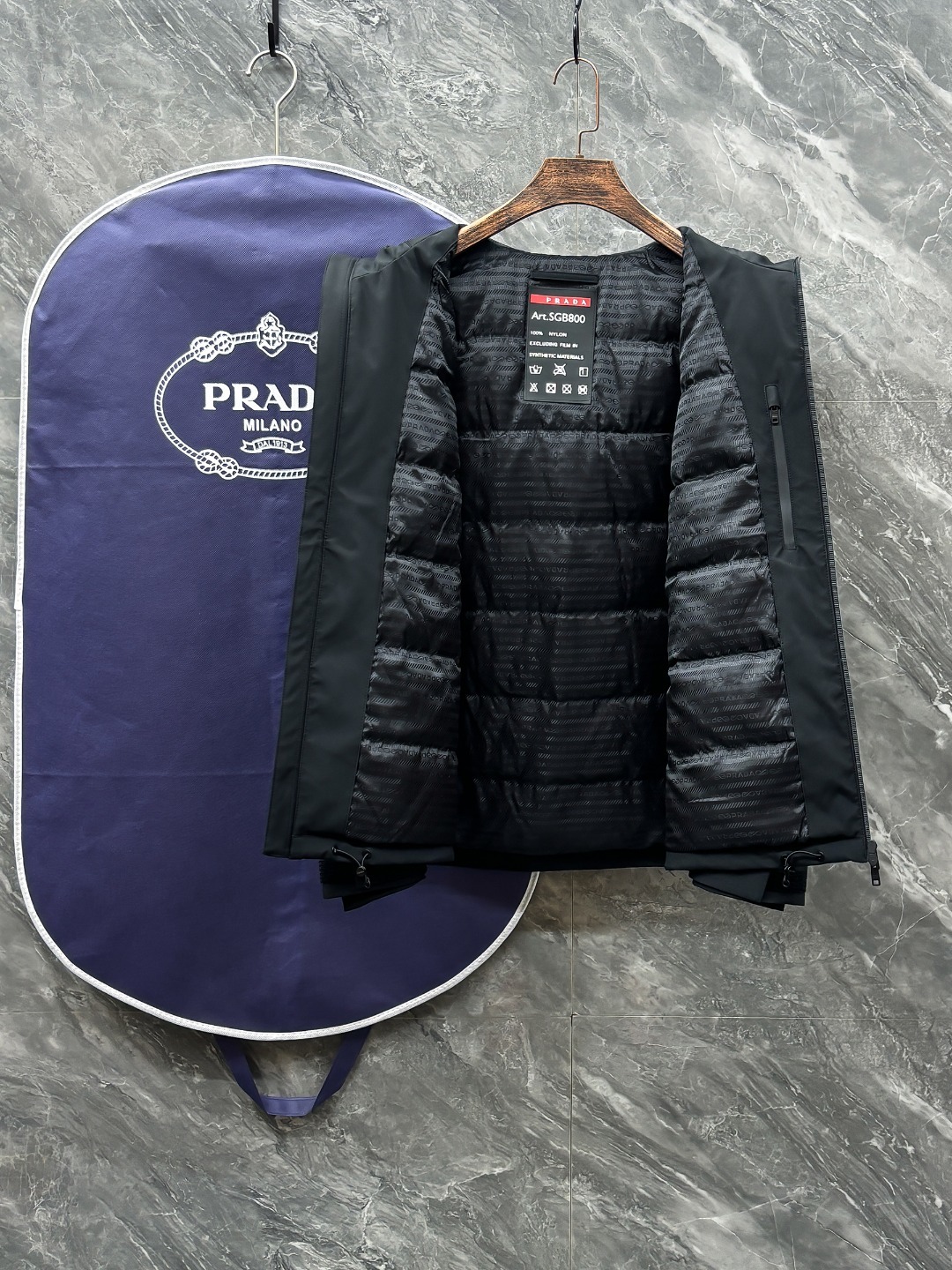 。Prada 普拉达 25秋冬红条系列连帽夹克羽绒
内冲80g-90白鸭绒,轻薄有型,上身不臃肿,颇具