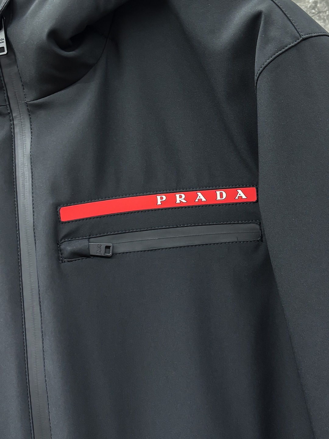 。Prada 普拉达 25秋冬红条系列连帽夹克羽绒
内冲80g-90白鸭绒,轻薄有型,上身不臃肿,颇具