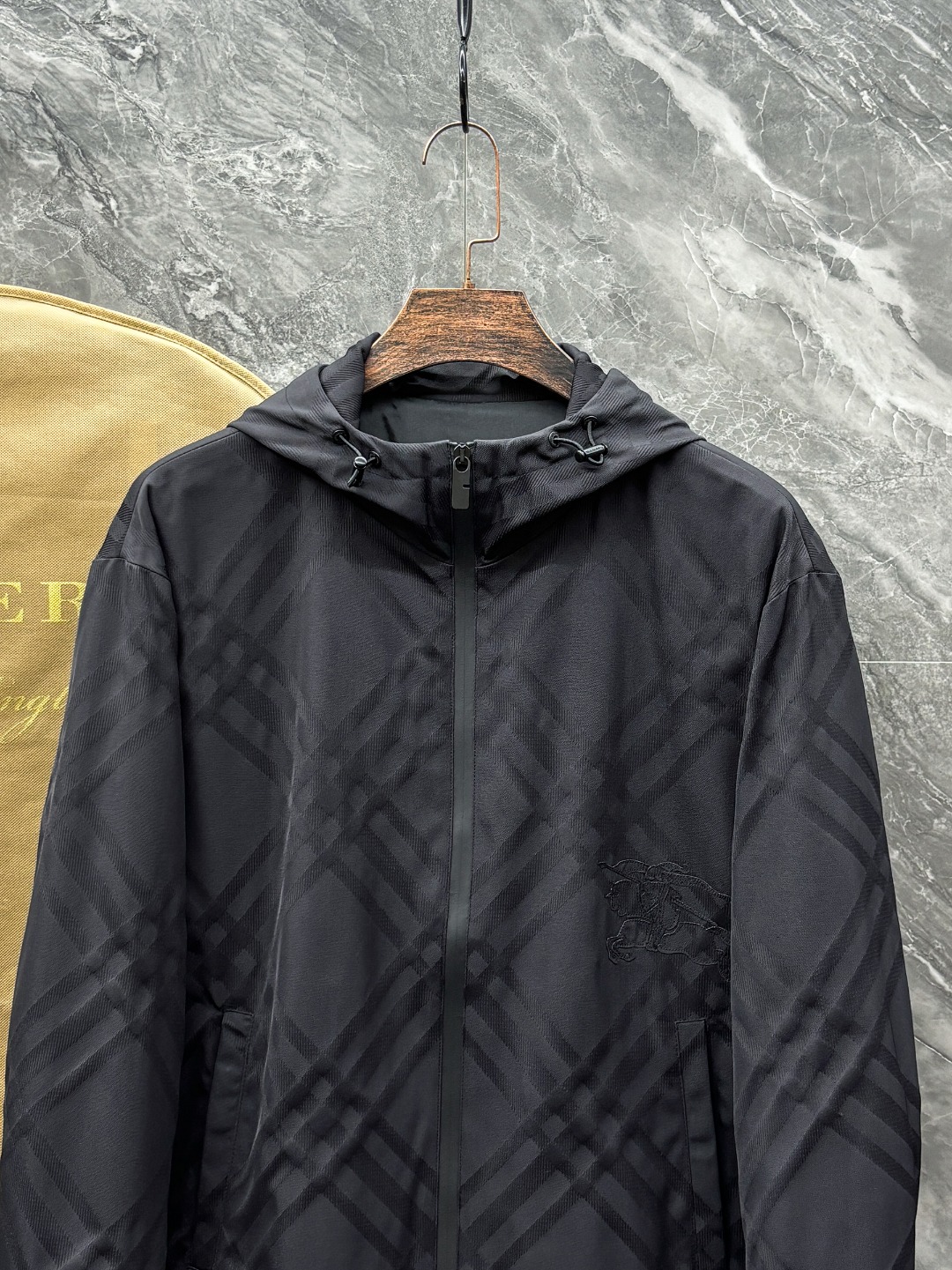 Burberry Men's Black Check Lightweight Hooded Jacket - Unisex Style 5 o 1j2qvn9fn1jr92l11d3e1vf9ci13