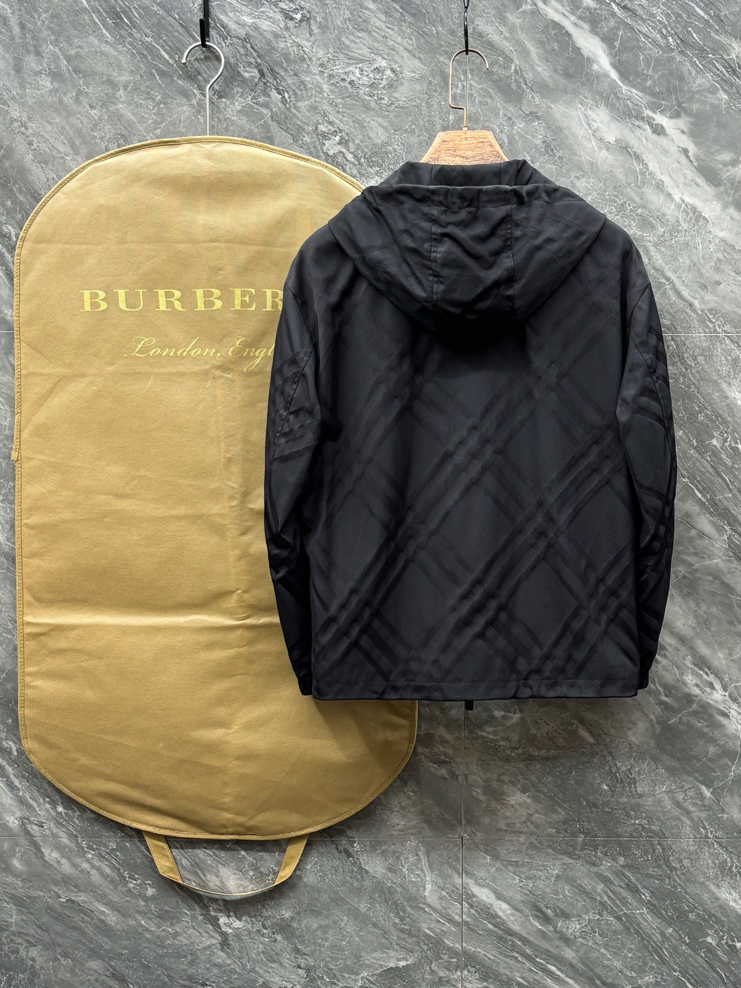 Burberry Men's Black Check Lightweight Hooded Jacket - Unisex Style 3 o 1j2qvn9fnt83l417btuudsa1