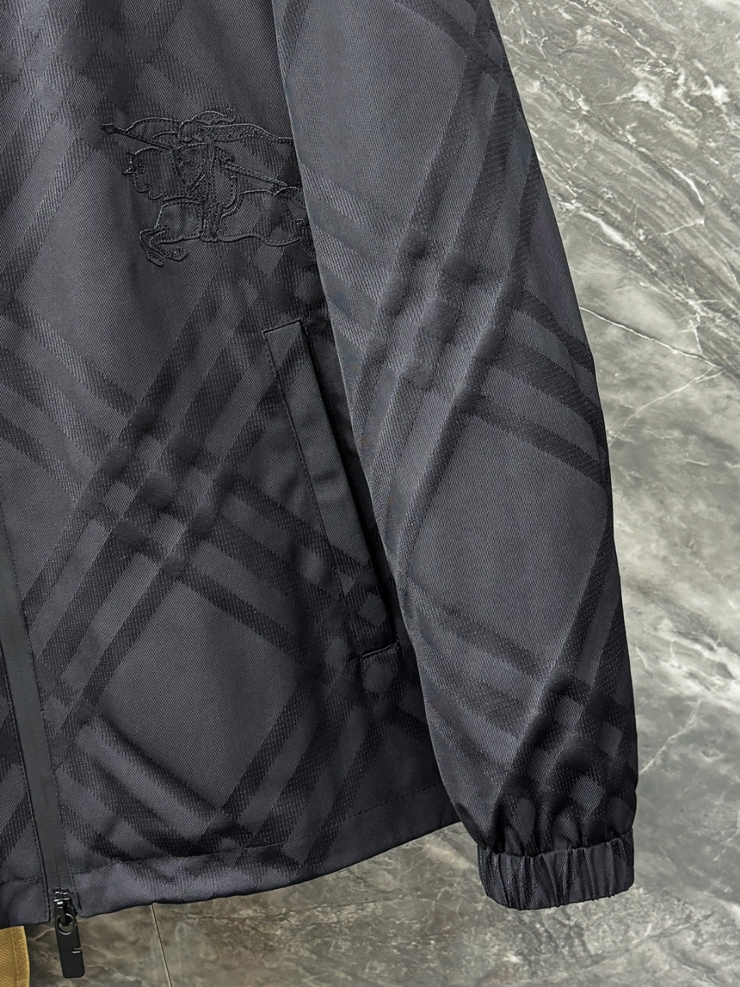 Burberry Men's Black Check Lightweight Hooded Jacket - Unisex Style 7 o 1j2qvn9fos8i4md1t63e4412um4
