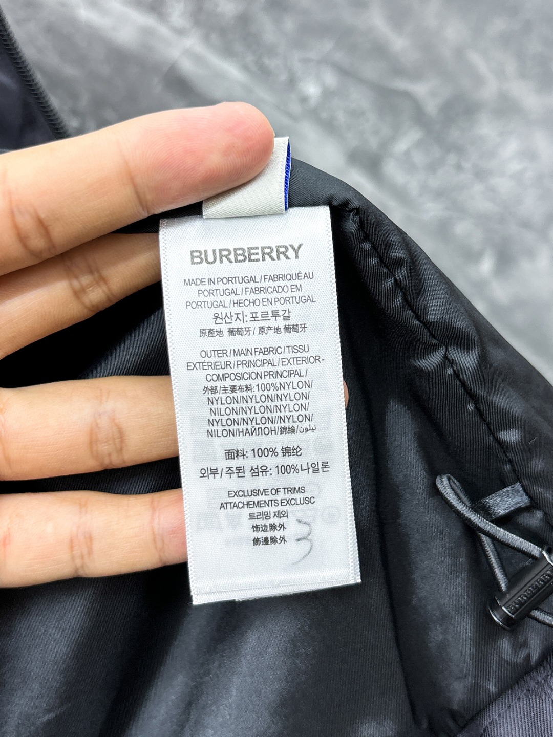 Burberry Men's Black Check Lightweight Hooded Jacket - Unisex Style 10 o 1j2qvn9fq73i1okvo9hcoj19km8