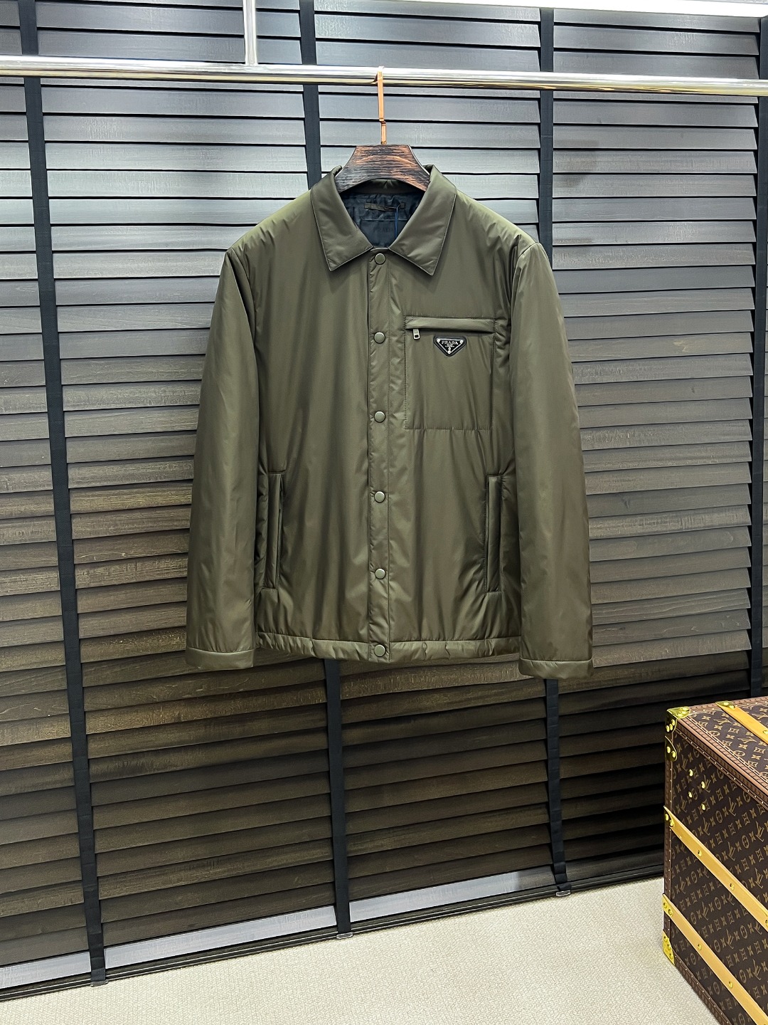 Veste matelassée Prada en nylon régénéré avec logo triangulaire