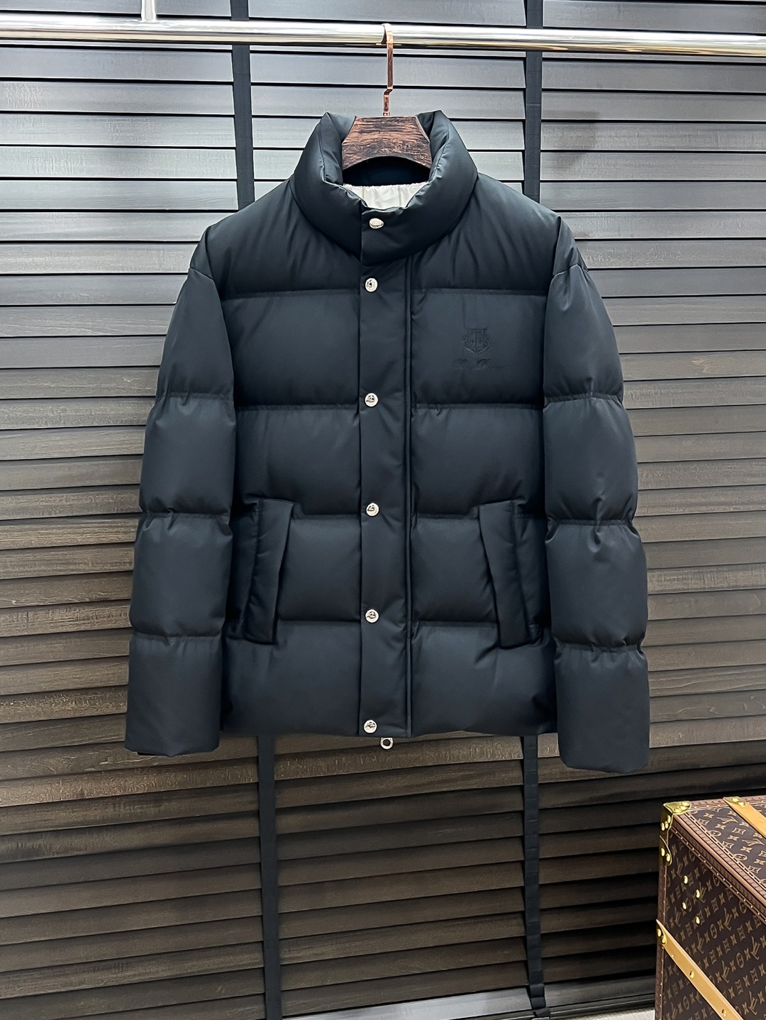 NO:515710,Yu 60Loro Piana-Nuoyou Pianya 25 autumn and winter men's fashionable old-fashioned stand-collar down jacket Light luxury old-fashioned fashionable casual style, lightweight, warm and soft!  The low-key series is fashionable and versatile, and it is stylish!  Hong Kong trade orders, super grass-planting single item!  As a brand that everyone wants to look up to, they have no suspense and strict control over the supply. It is a very cool, light and flowing hooded down jacket. It has a more charming feeling. The logo badge on the left front chest; a small stand-alone collar design, functional slanted pockets on both sides, and a very textured original paint original four-fold buckle, which easily demonstrates the brand recognition and super specifications. The upper body is absolutely eye-catching!  !  !  The overall material is also super capable!  Made of imported Italian fabrics, with a high-end touch of a century-old brand. The inner velvet content is 90 white goose down, 10 feathers, the body is full of horizontal quilt, full of full fluff, very good elasticity, and the outer nylon fabric. If you have any questions, you can detachably check it. The filling amount is extremely high, the style is perfect, and it is not bloated. It interprets the series' simple aesthetic style, the upper body effect is light and warm, and the cold effect is full!! A high street luxury with appearance and performance is absolutely super heavyweight that explodes the street. Color black/gray/camel color. Number of codes M L XL 2XL 3XL,,loro piano, down jacket,hats,alexander wang19860909羽 60Loro Piana-诺悠翩雅 25秋冬男士时尚老钱风立领羽绒服 轻奢老钱风时尚休闲风格,轻盈保暖柔软！低调系列时尚百搭,就是有型！香港贸易订单款,超级种草的神仙单品！作为大家都要仰视的品牌,他们对货源的把控也毫无悬念的严格,非常酷炫轻盈飘逸的连帽羽绒服. 更具魅力感 左前胸Logo徽章；小立领设计,两侧功能性斜插的口袋,很有质感的原漆原版四合扣,轻松的彰显品牌辨识度跟超强规格性能,上身绝对超级惹眼！！！整体的材质也是超级能打！采用意大利进口面料打造,具有百年品牌的高端触感 内里绒子含量90白鹅绒打造,10羽毛,满身横线绗缝充绒饱满,蓬松感十足回弹性特别好,外层锦纶面料.如有疑问,可拆开检验,充绒量极高,版型完美,时尚不臃肿,演绎系列的简约美学风格,上身效果轻盈保暖,御寒效果满分! !一款颜值跟性能同步在线的高街奢物,绝对炸街的超级重磅 颜色黑色/灰色/驼咖色 码数M L XL 2XL 3XL,,loro piana,down jacket,hats,alexander wang,Men's clothing