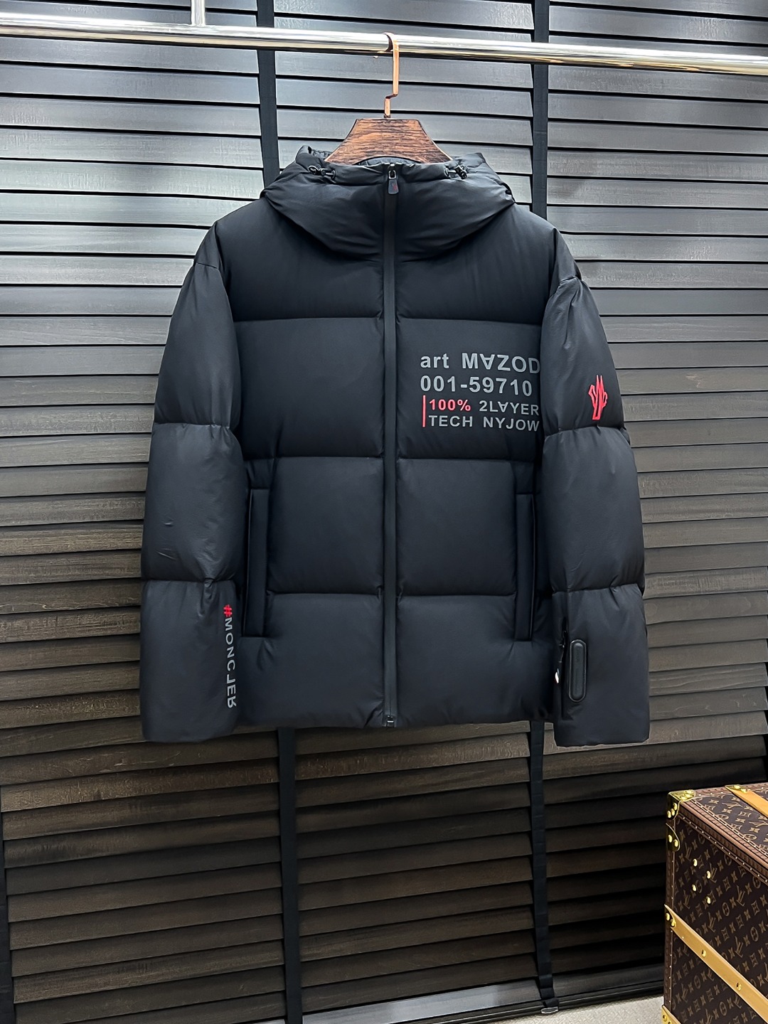 Moncler Veste d'Hiver Homme, Doudoune à Capuche, Luxe et Confort, Noir ou Blanc