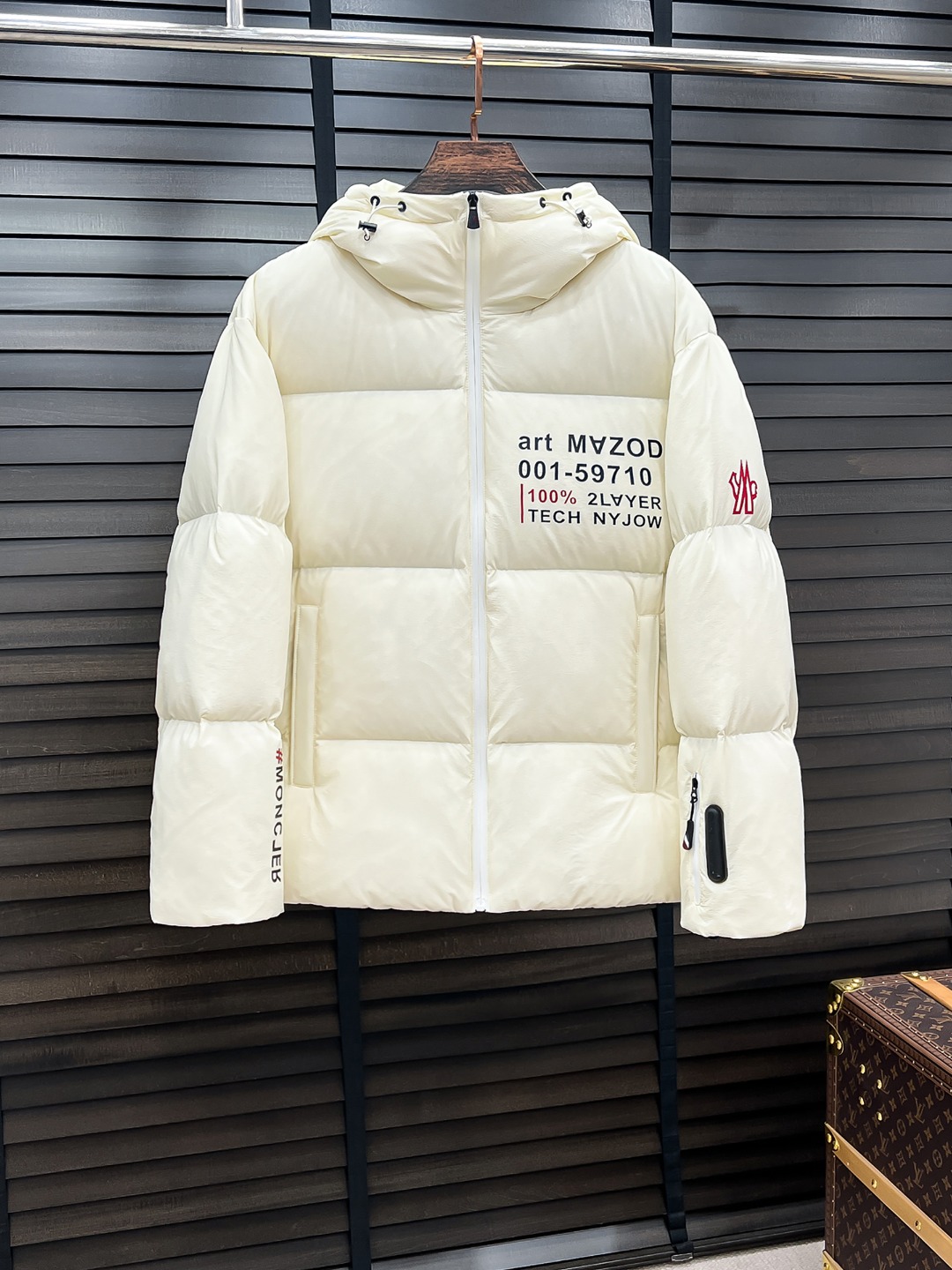جاكيت منفوخ بغطاء للرأس من Moncler للرجال، موضة خريف وشتاء 2025