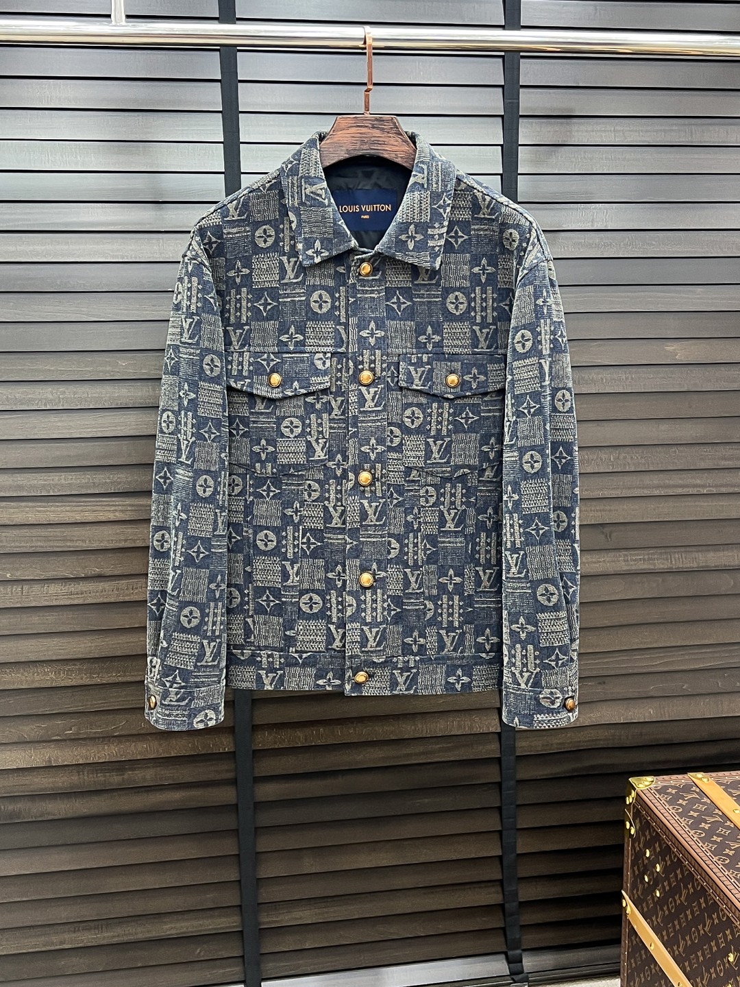 NO:520913,Autumn new denim jacket Original 1:1 custom hardware accessories are fully imported and customized. Welcome to counter comparison. Super soft Super heavy fabric has a perfect fit. Pay attention to the super comfortable fabric. Exclusive model. Non-market goods. Same size for men and women. M-XXXL,, jackets & coats, alexander wang19860909秋款新款牛仔夹克 原版1:1订制五金配件全进口原版定制 欢迎专柜对比 超柔软 超级重面料做工杠杠的版型完美 注意面料超舒服 独家款 非市场货 男女同款尺码M一XXXL,,jackets & coats,alexander wang,Men's clothing