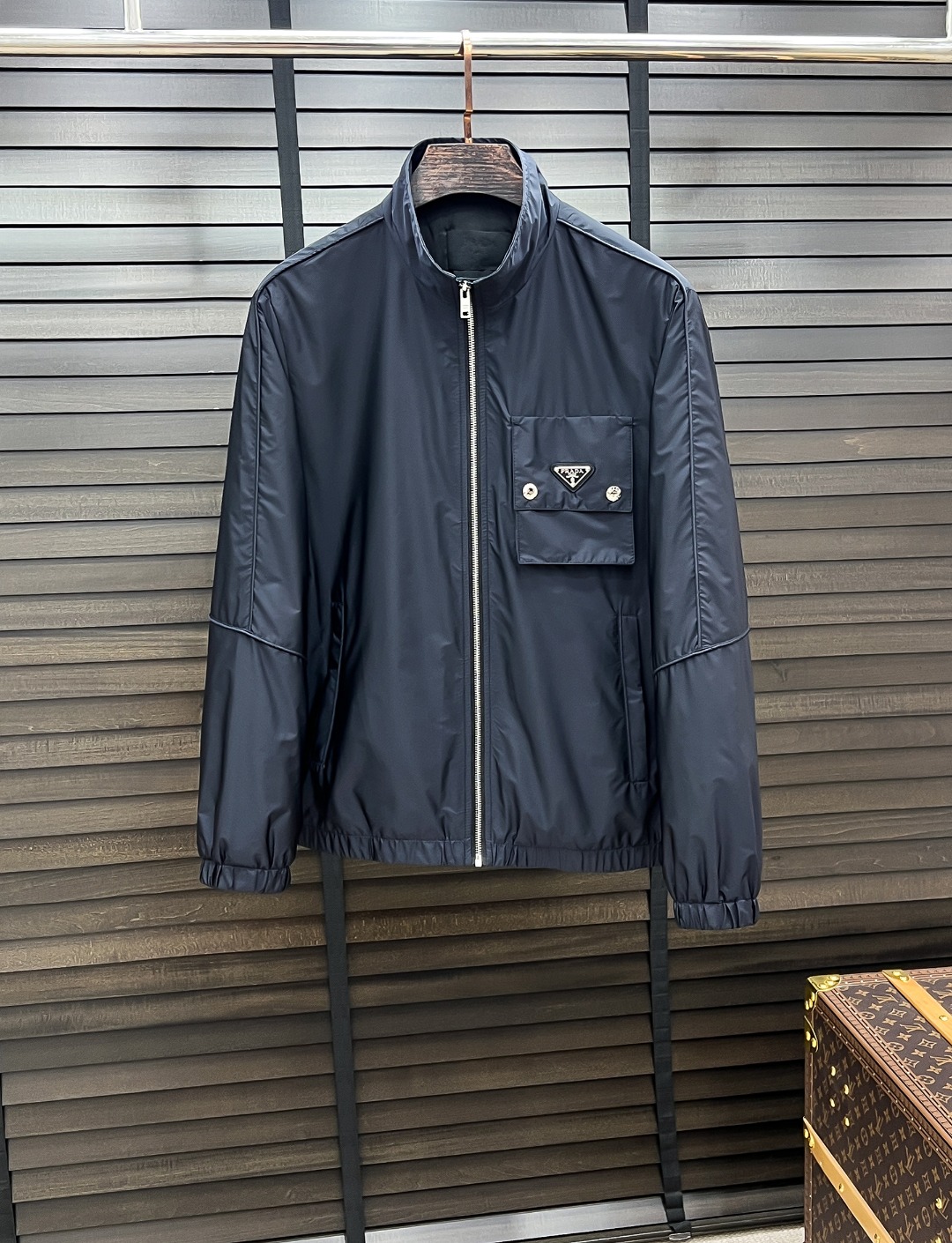 NO:520783,PD 2025ss early autumn new model released PD stand collar thin cotton coat jacket. Autumn hot cotton jacket, which is comfortable and comfortable to wear, lazy and casual, combined with clean and simple colors, is particularly durable and suitable for daily wear~ I love to launch sports items embellished with vitality prints!  Size M-3XL complete three-standard H2025 new model first release, Jackets & coats, Jackets & coats, alexander wang19860909PD 2025ss早秋新款发布PD立领薄棉衣外套 秋季爆款棉衣夹克,穿上就是舒适自在又显瘦的存在,慵懒而随性,结合干净简单的色系就特别耐看,适合日常穿着~倾情推出缀饰活力印花的运动单品！ 尺码M-3XL 三标齐全 H2025新款首发,,jackets & coats,jackets & coats,alexander wang,Men's clothing