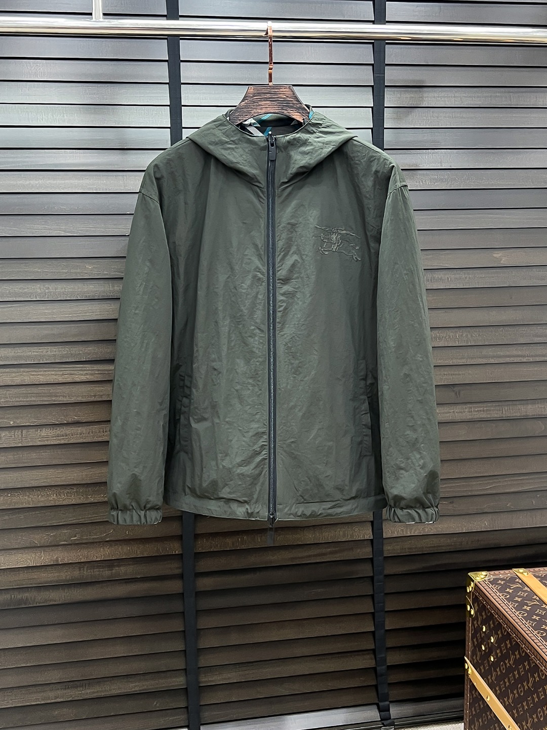 NO:520777,【Burberry】 Burberry New Double-sided Jacket!  The official website is synchronized, original customized polyester fiber fabric, clean surface design, back design, classic plaid double-sided wear, hat design is more windproof and warm, zipper design of the lace zipper design is stronger, the brand logo on the chest highlights the brand characteristics, which is consistent with the original version, the latest jacket model of the series pipe network is simple and not simple, original hardware and accessories, trendy and fashionable high-end people must leave the version!  Number of codes: M-3XL Color black = lattice card color Green = lattice green, burberry, burberry, jackets & coats,hats,alexander wang19860909【Burberry】 巴宝莉 新款双面穿夹克！官网同步,原版订制聚酯纤维面料,面净版设计,背面设计经典格子双面穿,戴帽设计更防风保暖,衣襟拉链设计保暖性更强,胸前品牌Logo标志彰显品牌特征,和原版一致,系列管网最新夹克款简约不简单的设计,原厂五金辅料,潮流时尚高档人士必留版！ 码数:M-3XL 颜色黑色=格子卡色 绿色=格子绿色,,burberry,burberry,jackets & coats,hats,alexander wang,Men's clothing