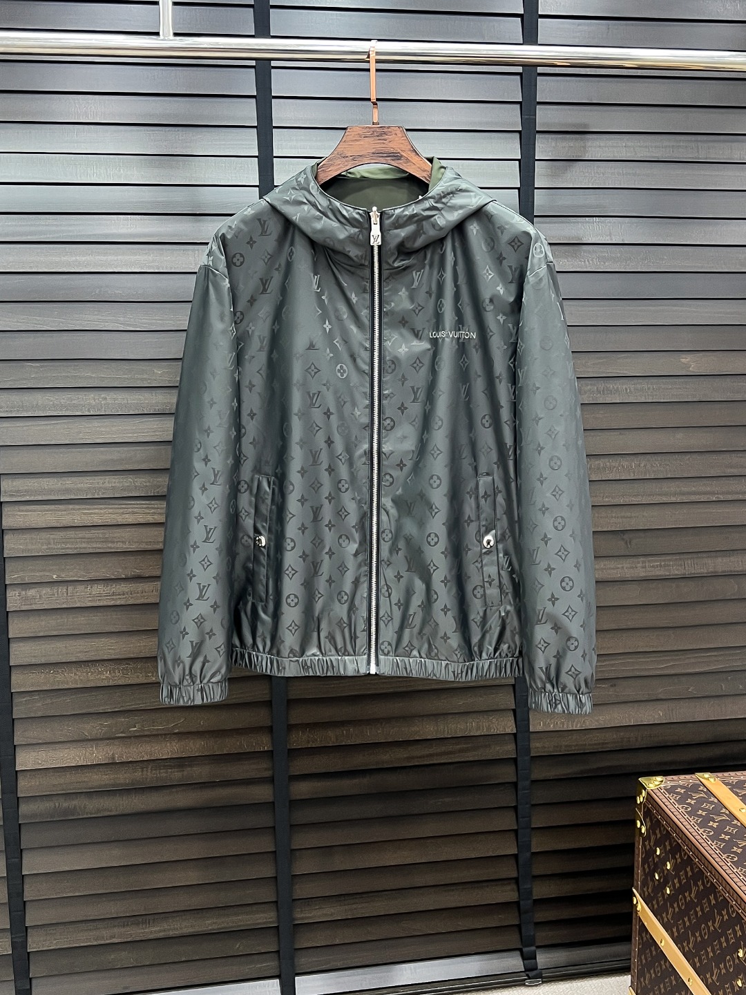 NO:520781,【LV】Donkey New (double-sided) jacket!  The official website is synchronized, original customized polyester fiber fabric, the zipper design of the lace zipper is more breathable, and the classic jacquard fabric logo is very high-end, giving people a sense of noble and gentleness. Heavy industry creates a mold opening customization. The full-frame brand logo highlights the brand characteristics, which is consistent with the original version. The latest jacket in the series of pipe networks, which is simple and not simple, is simply a must-have item for every successful man!  Number of codes: M-3XL Color black!  green, louis vuitton,louis vuitton,louis vuitton,jackets & coats,jackets & coats,alexander wang19860909【LV】驴家 新款（双面）夹克外套！官网同步,原版订制聚酯纤维面料,衣襟拉链设计透气性更强,经典提花面料logo 非常有高级感 给人一种高贵斯文感 重工打造开模定制 满幅品牌Logo标志彰显品牌特征,和原版一致,系列管网最新夹克款简约不简单的设计,简直是每位成功男士的必备单品！ 码数:M-3XL  颜色黑色！绿色,,louis vuitton,louis vuitton,louis vuitton,jackets & coats,jackets & coats,alexander wang,Men's clothing