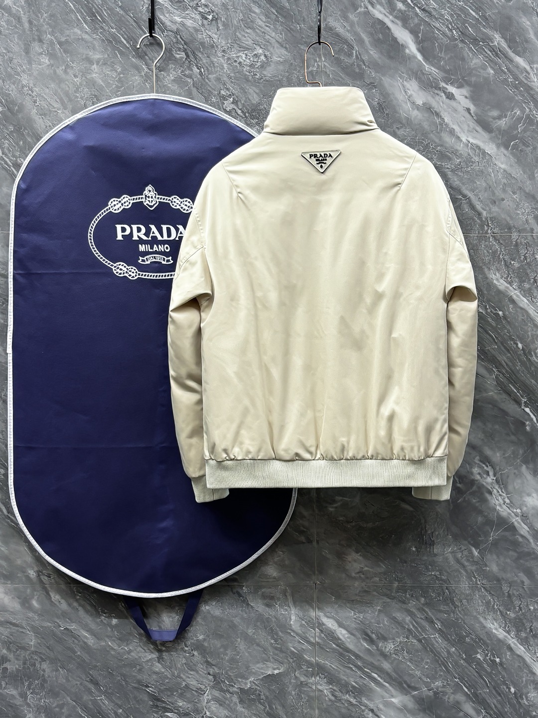 羽C-60 Prada-普拉达 25秋冬时尚立领夹克羽绒内冲100g-90白鸭绒,轻薄有型,上身不臃肿,