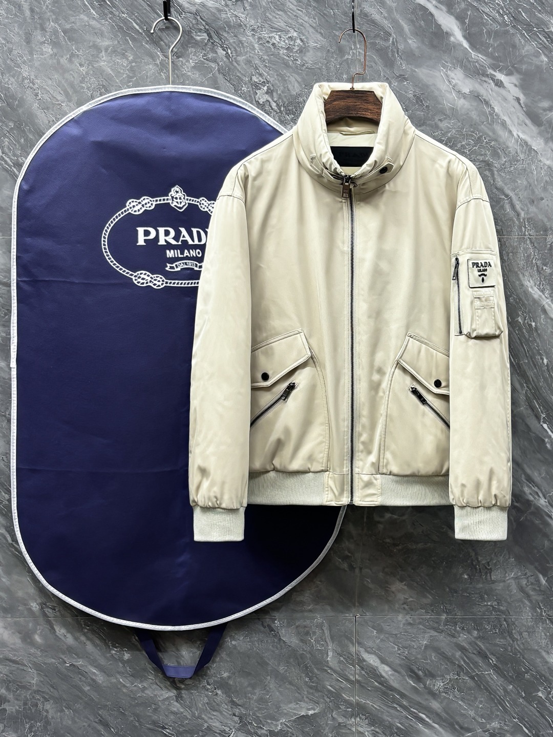 羽C-60 Prada-普拉达 25秋冬时尚立领夹克羽绒内冲100g-90白鸭绒,轻薄有型,上身不臃肿,