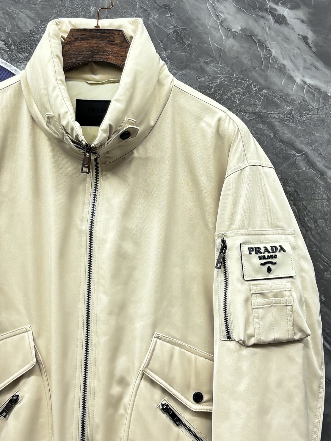 羽C-60 Prada-普拉达 25秋冬时尚立领夹克羽绒内冲100g-90白鸭绒,轻薄有型,上身不臃肿,
