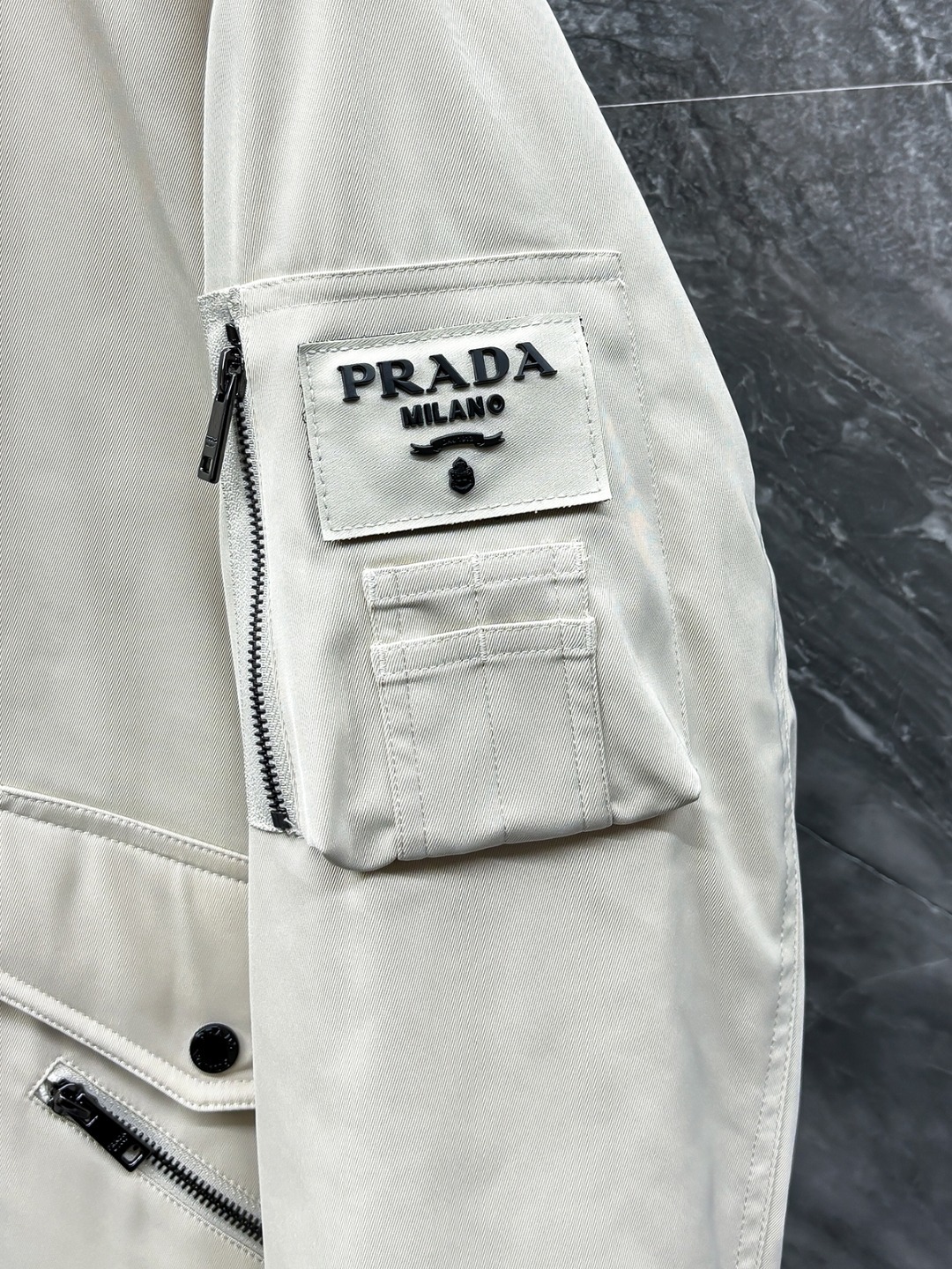 羽C-60 Prada-普拉达 25秋冬时尚立领夹克羽绒内冲100g-90白鸭绒,轻薄有型,上身不臃肿,