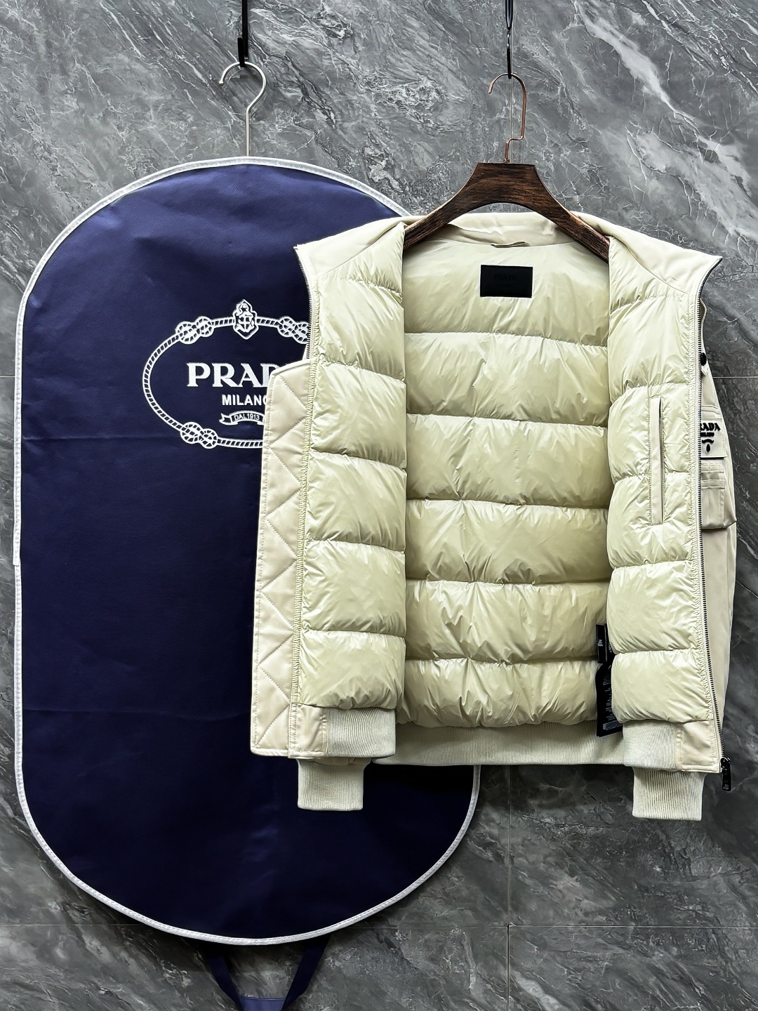 羽C-60 Prada-普拉达 25秋冬时尚立领夹克羽绒内冲100g-90白鸭绒,轻薄有型,上身不臃肿,