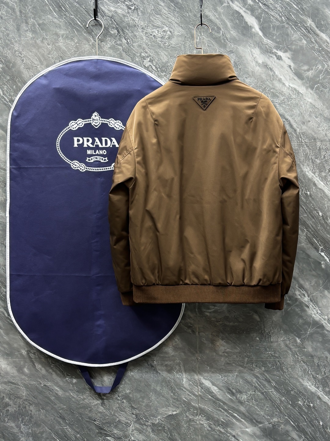 羽C-60 Prada-普拉达 25秋冬时尚立领夹克羽绒内冲100g-90白鸭绒,轻薄有型,上身不臃肿,