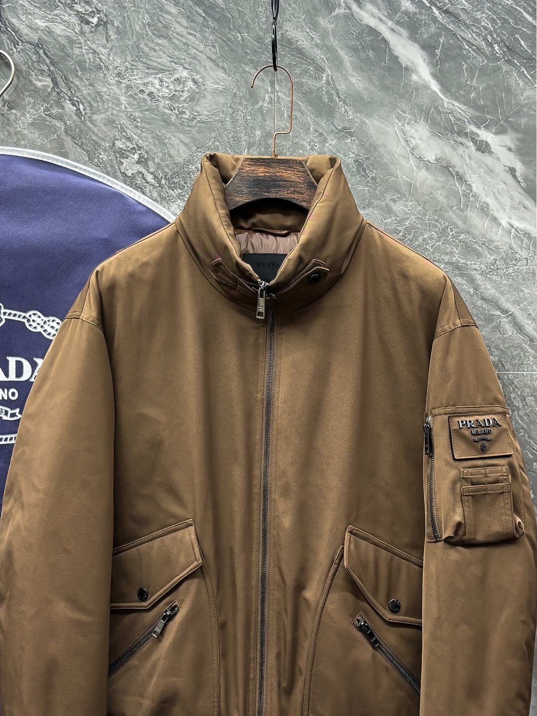 羽C-60 Prada-普拉达 25秋冬时尚立领夹克羽绒内冲100g-90白鸭绒,轻薄有型,上身不臃肿,