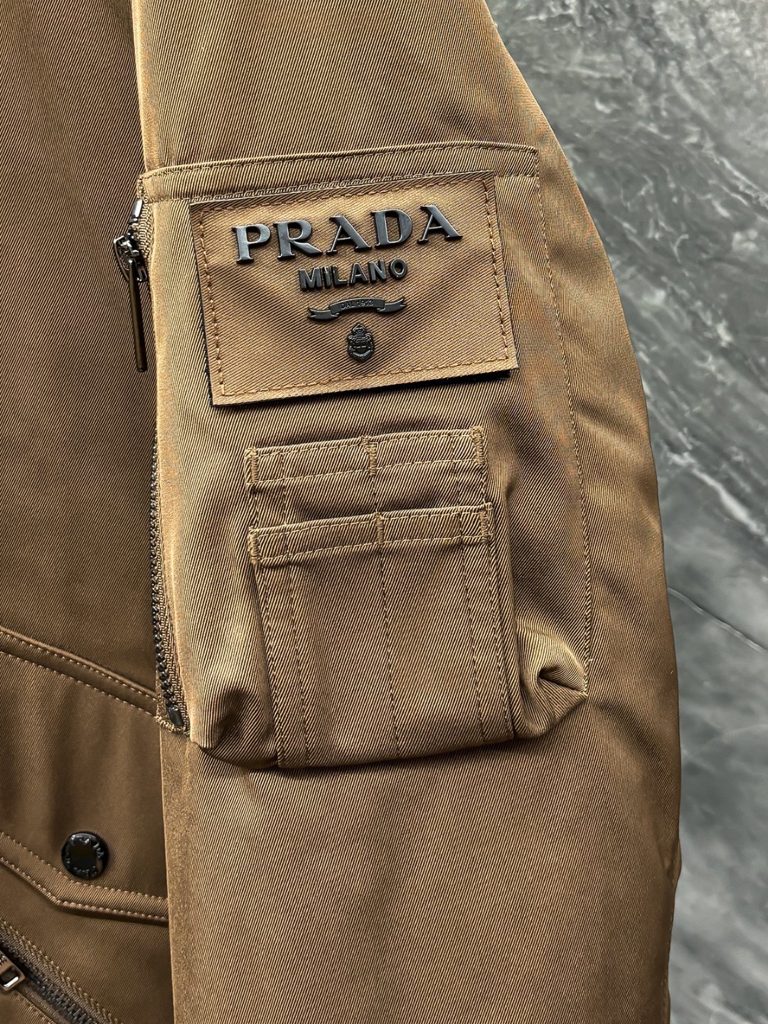 羽C-60 Prada-普拉达 25秋冬时尚立领夹克羽绒内冲100g-90白鸭绒,轻薄有型,上身不臃肿,