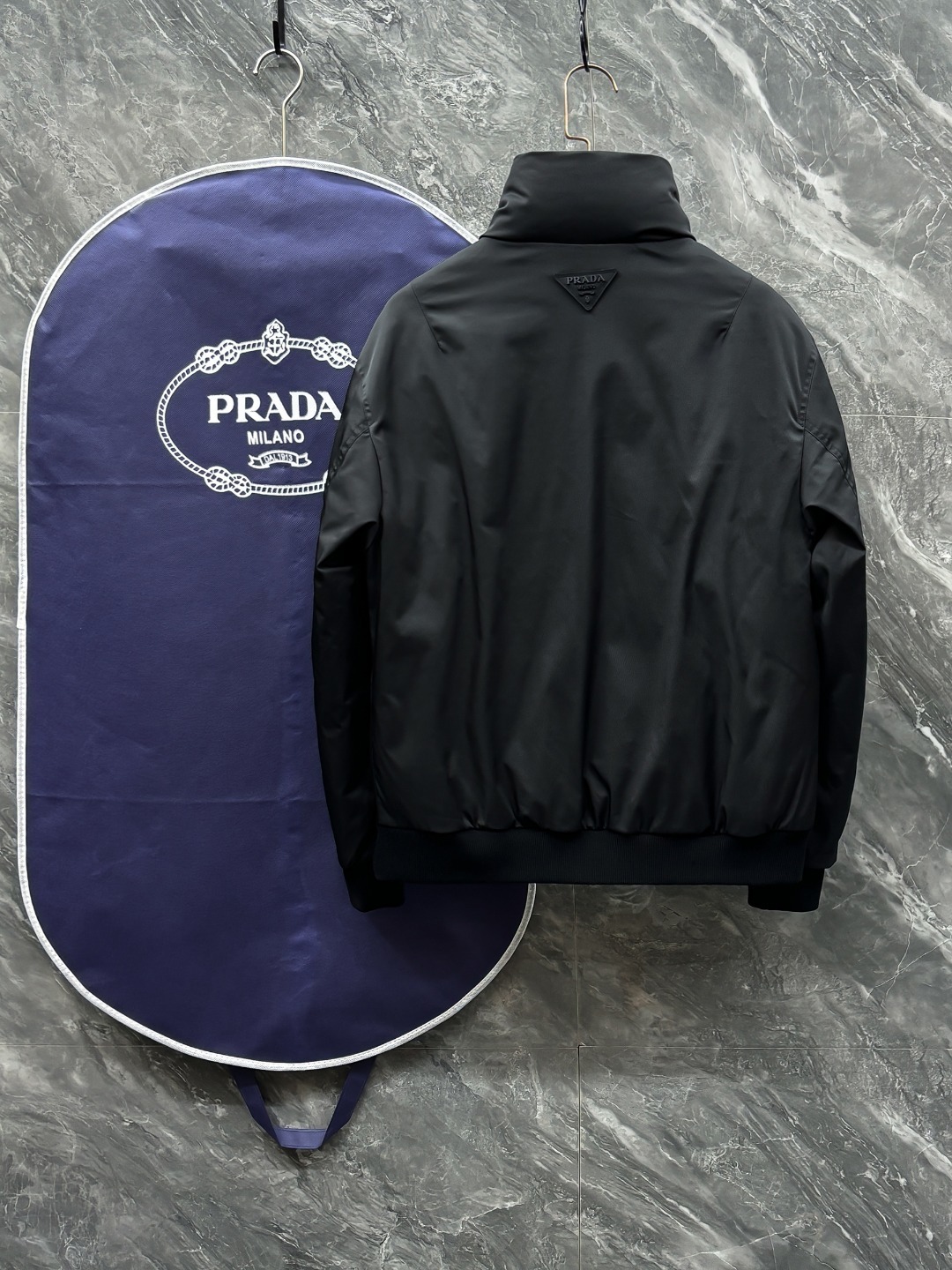 羽C-60 Prada-普拉达 25秋冬时尚立领夹克羽绒内冲100g-90白鸭绒,轻薄有型,上身不臃肿,