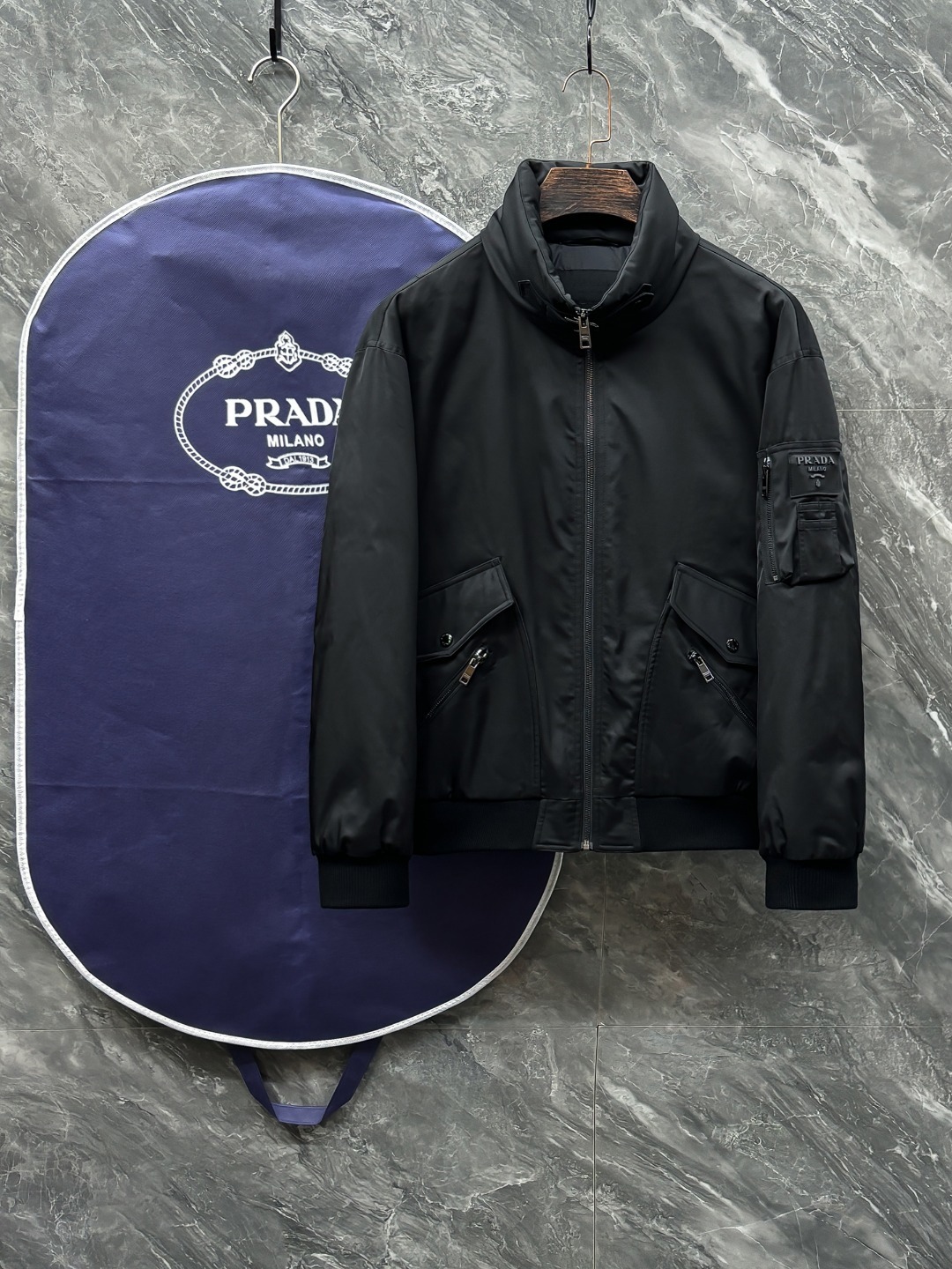 羽C-60 Prada-普拉达 25秋冬时尚立领夹克羽绒内冲100g-90白鸭绒,轻薄有型,上身不臃肿,