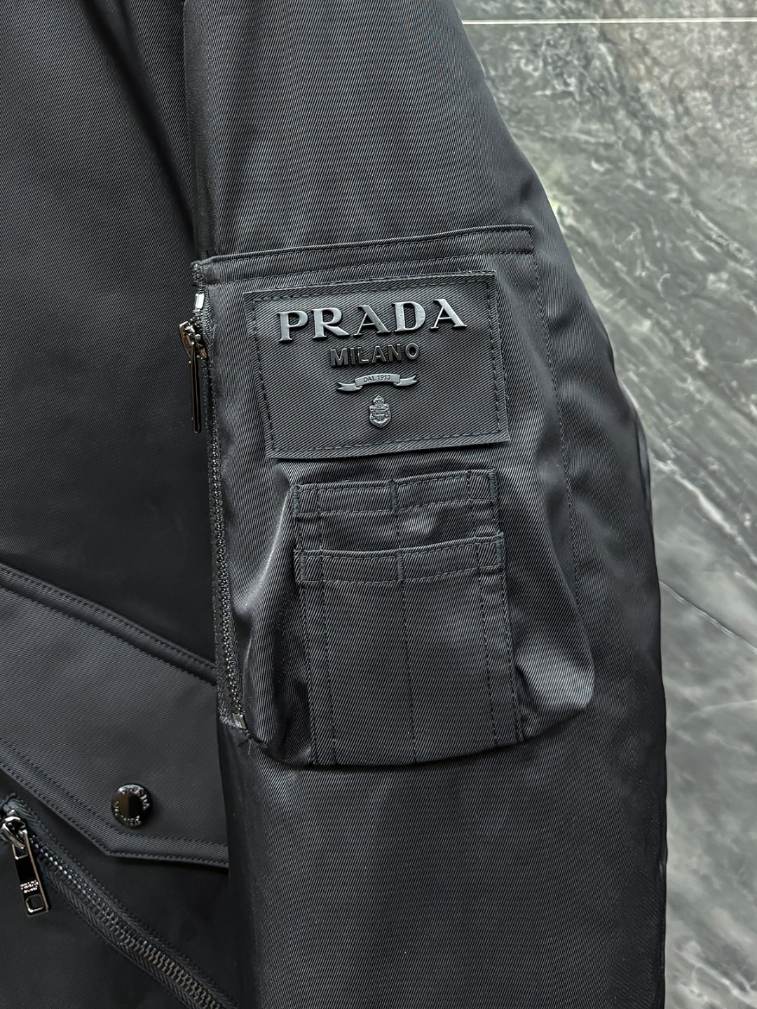 羽C-60 Prada-普拉达 25秋冬时尚立领夹克羽绒内冲100g-90白鸭绒,轻薄有型,上身不臃肿,