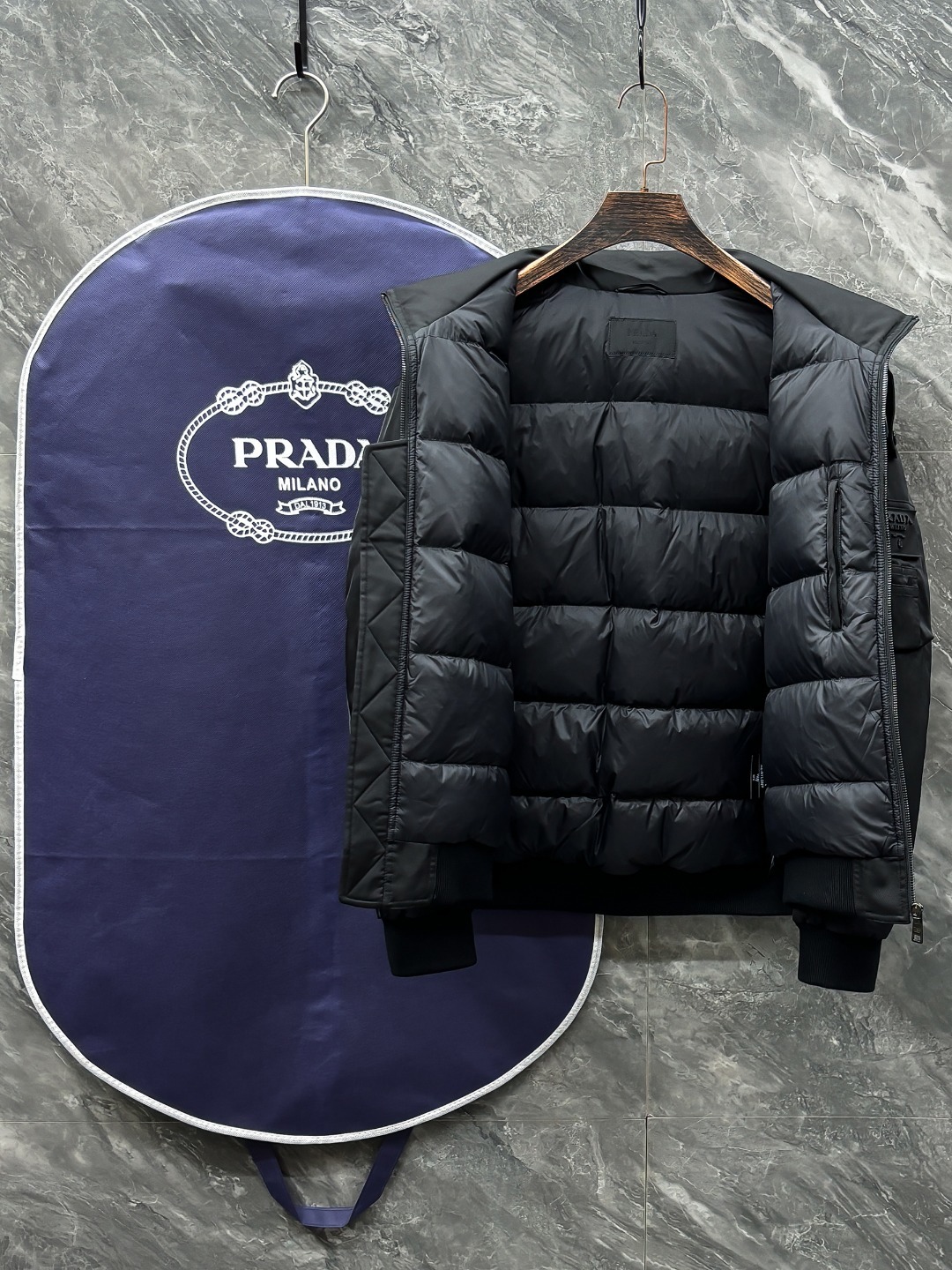 羽C-60 Prada-普拉达 25秋冬时尚立领夹克羽绒内冲100g-90白鸭绒,轻薄有型,上身不臃肿,