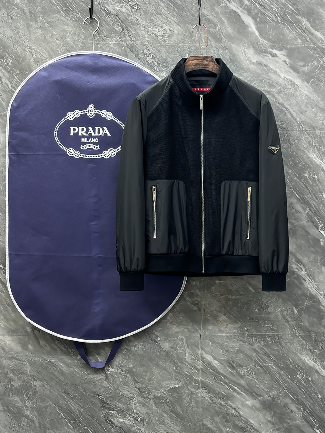 C-43 Prada 普拉达 25秋冬针织拼接立领加棉夹克外套选用定制高密针织面料 原版P家纱线与机织工